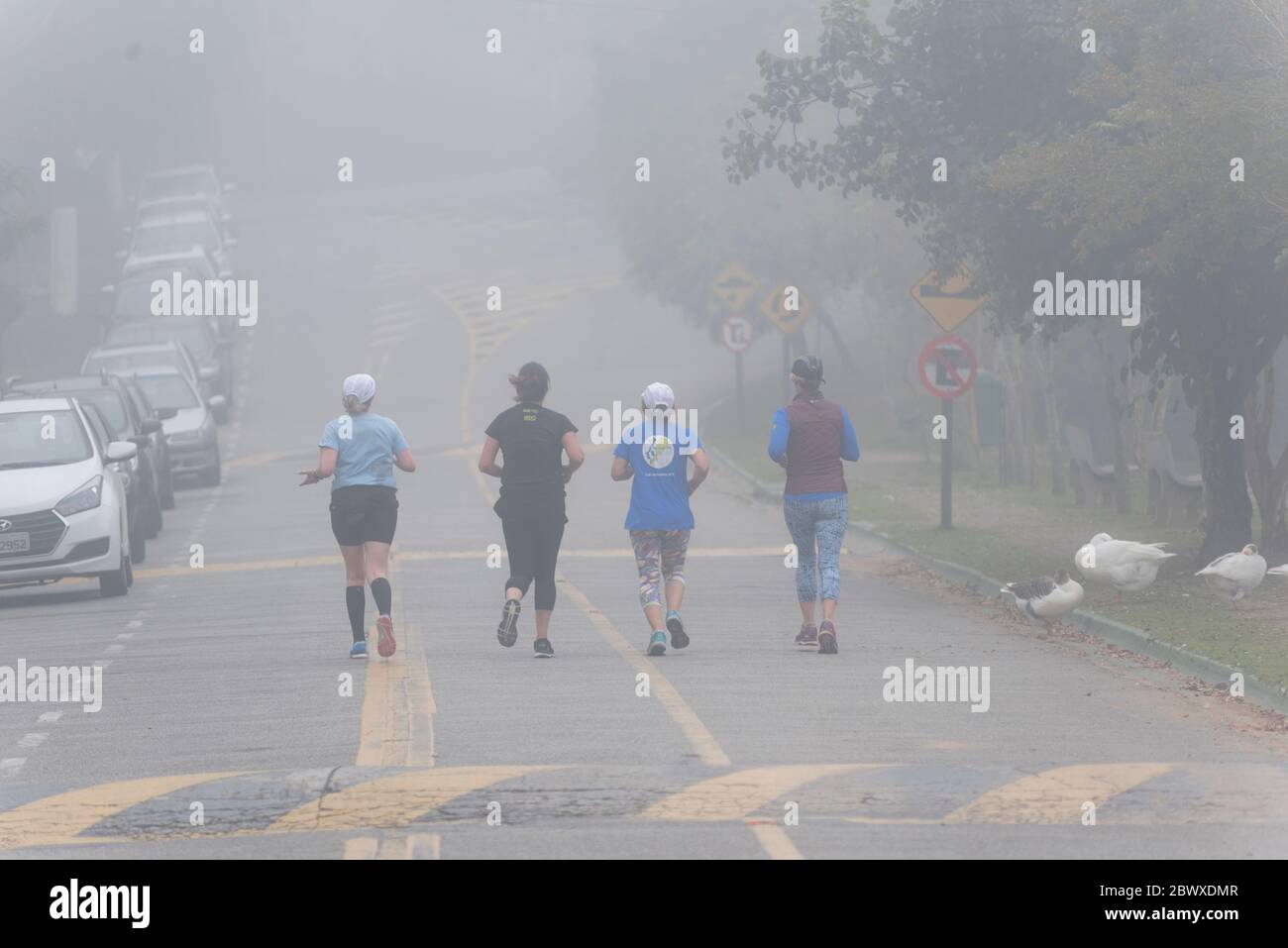 Femmes matures courant dans la rue Banque D'Images