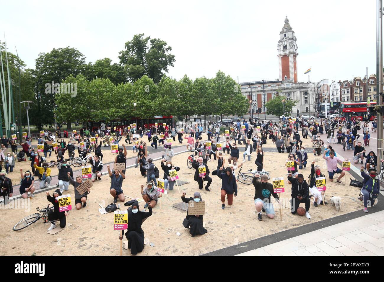 Les gens prennent le genou lors d'un rassemblement de protestation Black Lives Matter à Windrush Square, Brixton, au sud de Londres, à la mémoire de George Floyd, tué le 25 mai alors qu'il était en garde à vue dans la ville américaine de Minneapolis. Banque D'Images