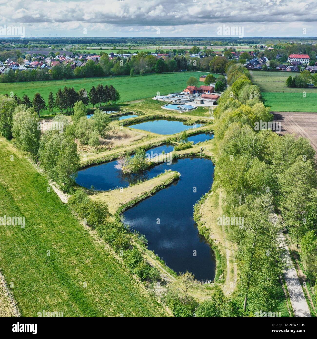 Vue aérienne du clarificateur secondaire à la fin d'une station d'épuration du village en Allemagne Banque D'Images
