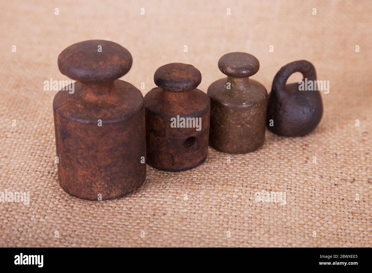 Le poids de l'ancienne kettlebell est présent sur fond de burlap. Banque D'Images