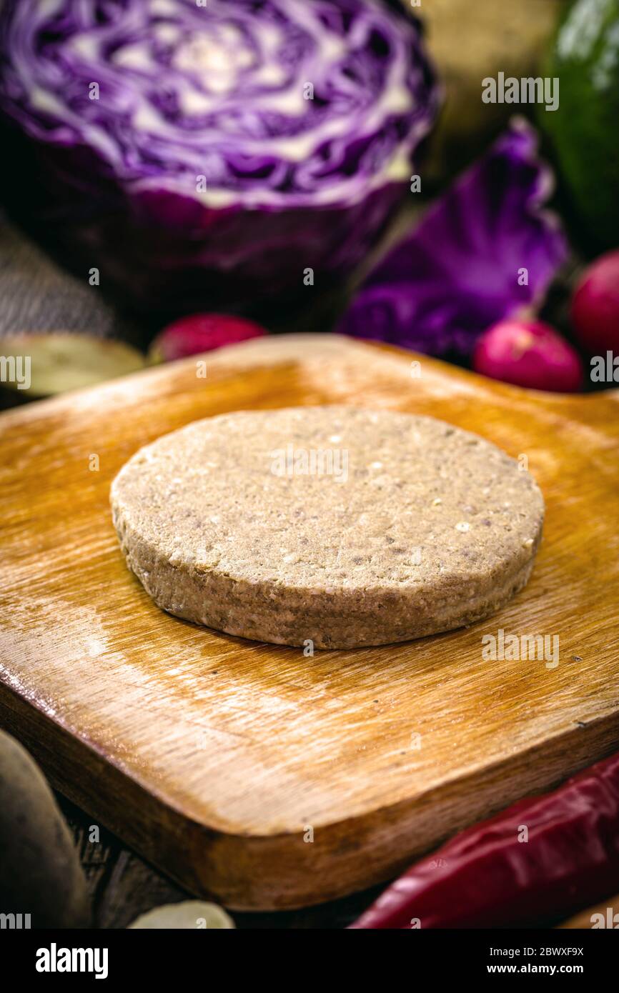 hamburger végétalien, décongelé. Concept de vie saine et végétarienne. En-cas sans viande à base de soja et de pois chiches avec légumes frais. Banque D'Images