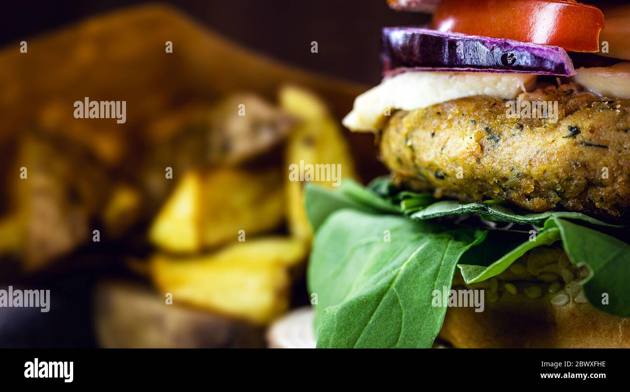 hamburger végétalien sur une table en bois rustique, avec hamburger aux légumes et saveur de viande. Nourriture végétalienne saine. Banque D'Images