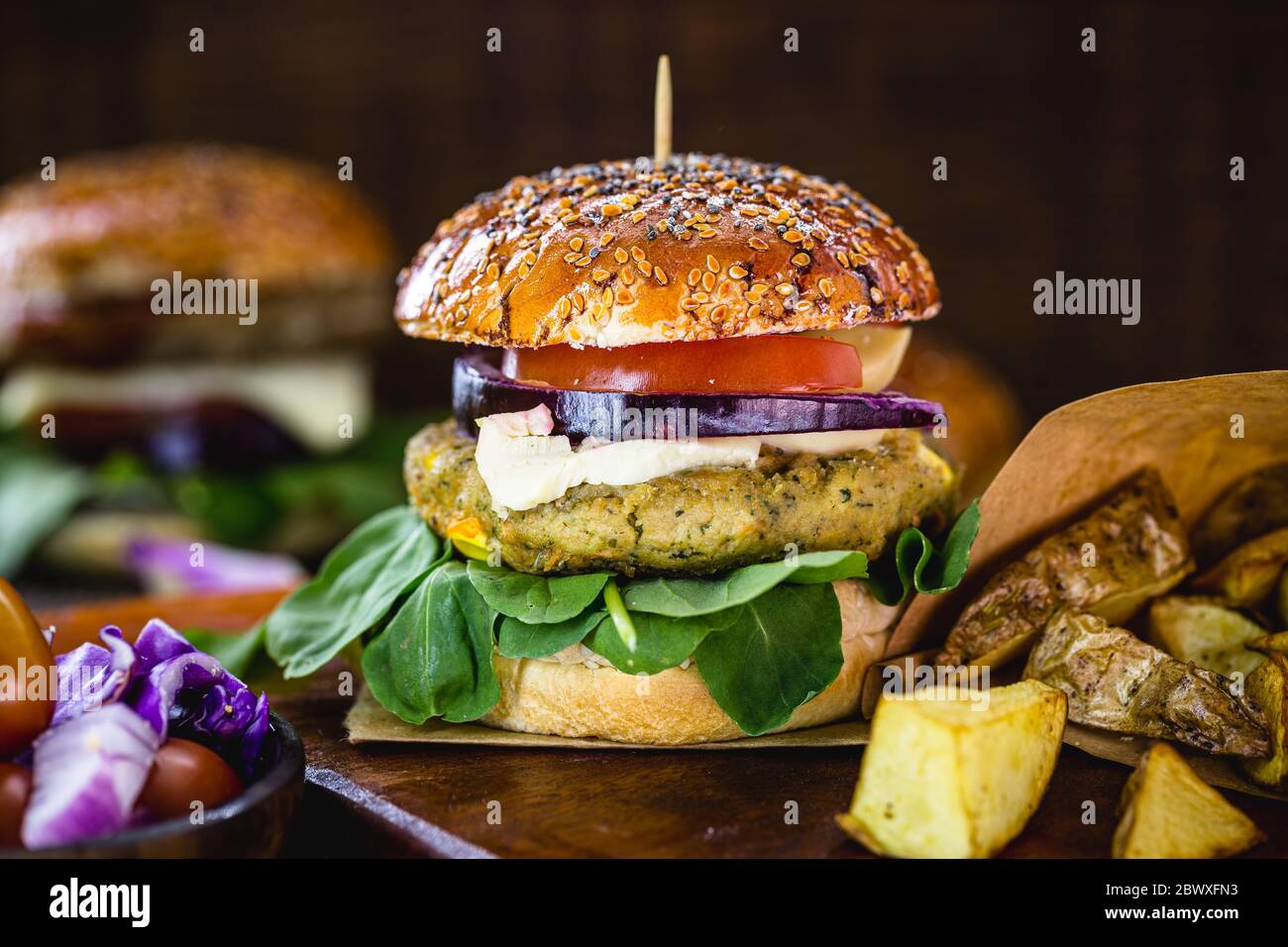 hamburger végétalien, pain à base de farine de riz et levure biologique avec légumes et fibres. Banque D'Images