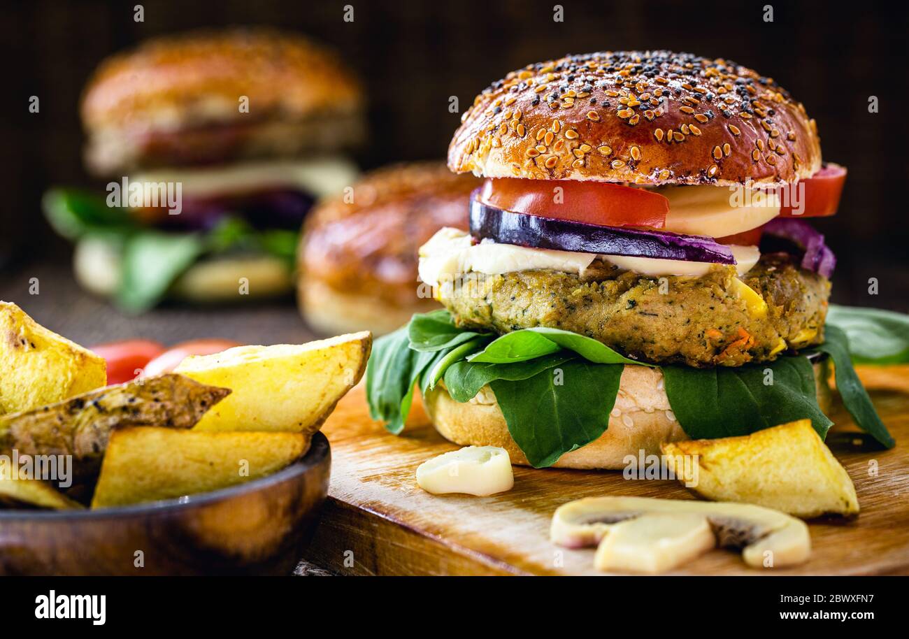 hamburger végétalien, pain à base de farine de riz et levure biologique avec légumes et fibres. Banque D'Images