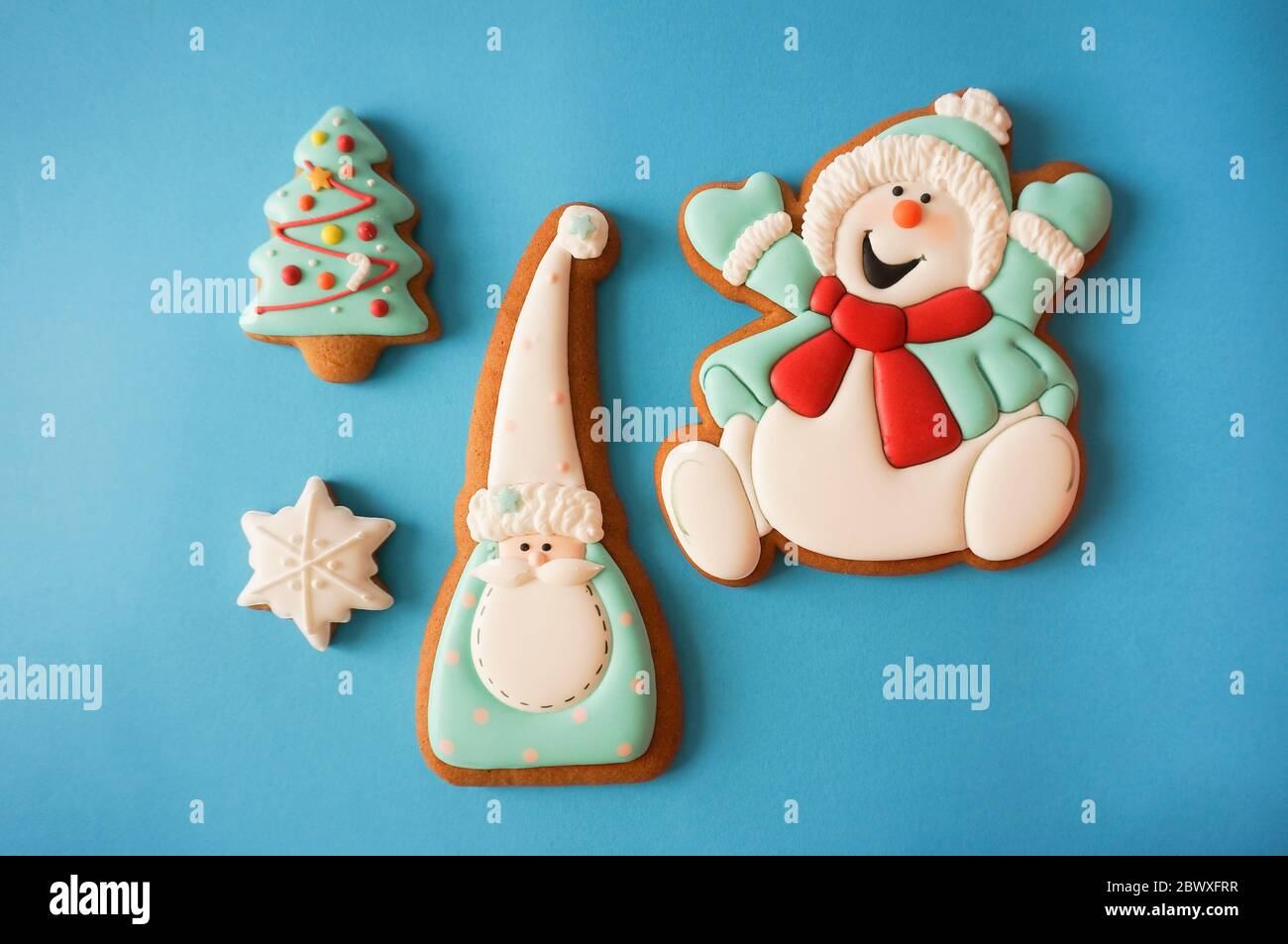 Pain d'épice sucre glacé biscuits chiffres Noël mignon décoration fond bleu papier Banque D'Images