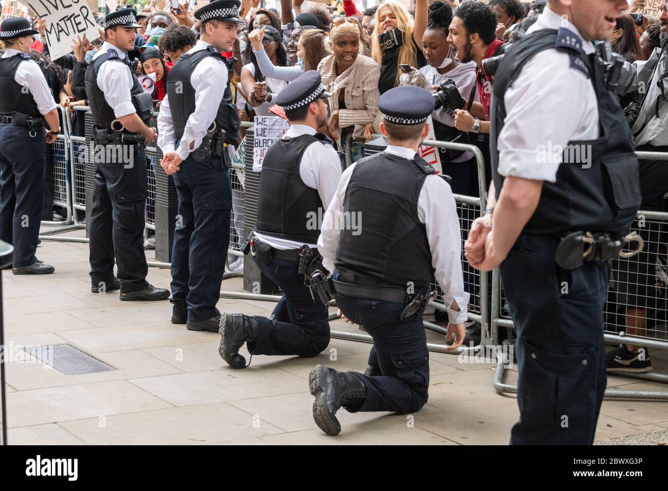 Londres, Royaume-Uni. 3 juin 2020. Les policiers britanniques « prennent le genou » à l'extérieur de Downing Street pendant la démonstration « Black Lives Matter » Credit: Ian Davidson/Alay Live News Banque D'Images