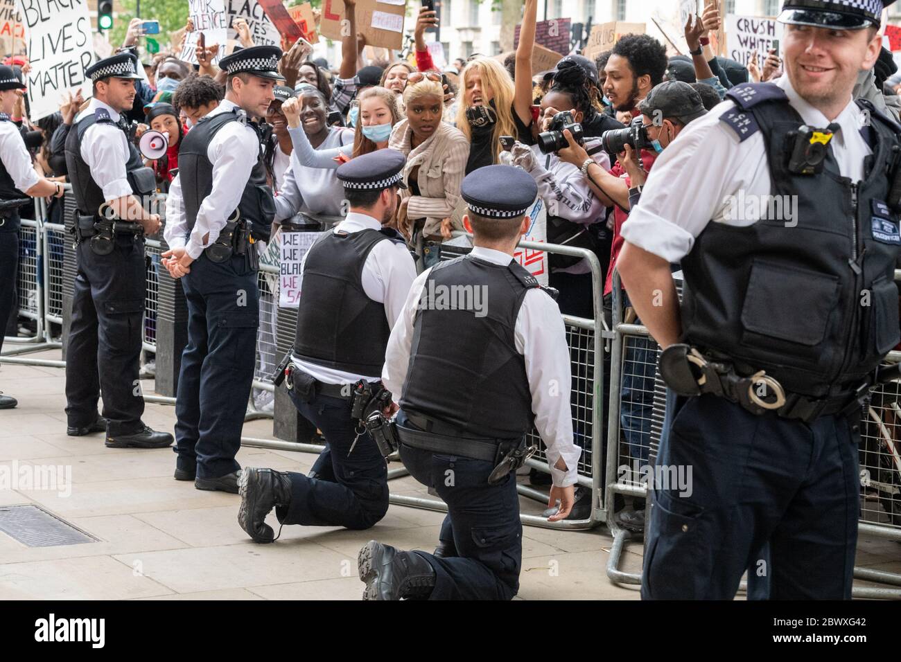Londres, Royaume-Uni. 3 juin 2020. Les policiers britanniques « prennent le genou » à l'extérieur de Downing Street pendant la démonstration « Black Lives Matter » Credit: Ian Davidson/Alay Live News Banque D'Images
