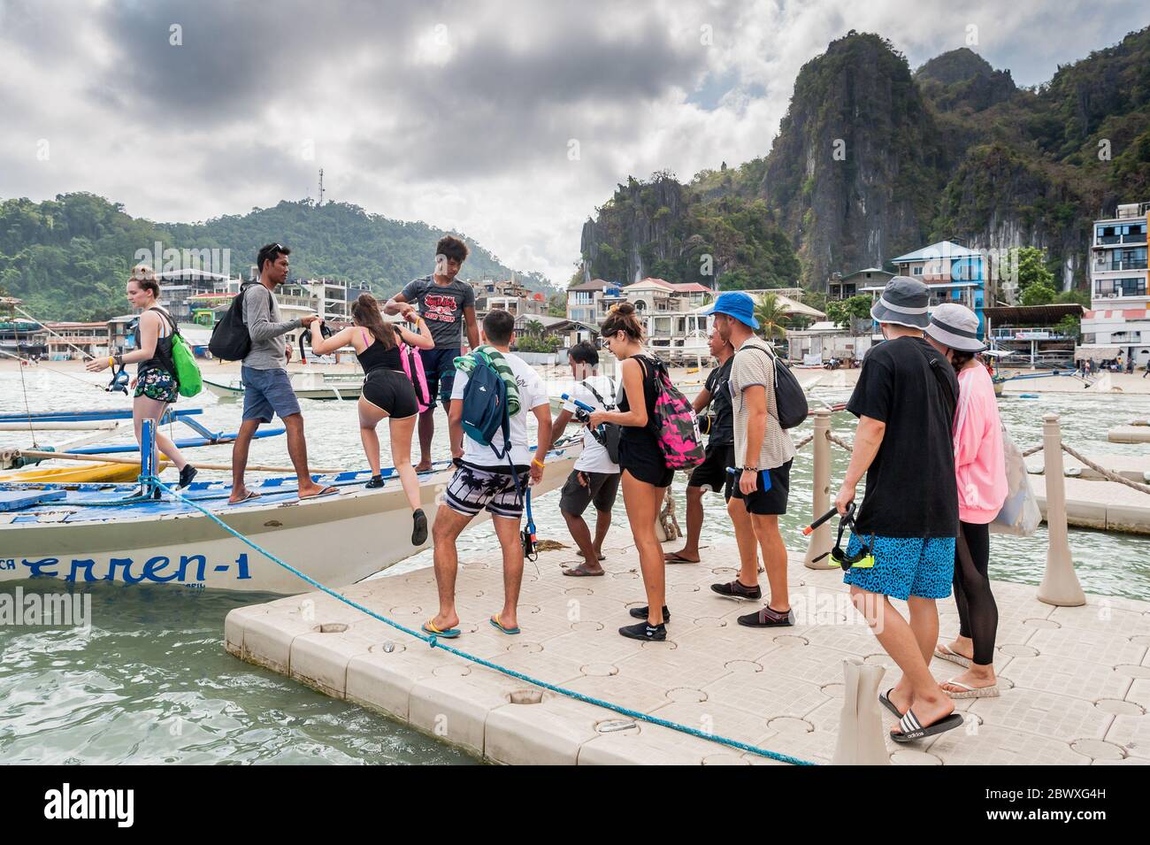 Les touristes embarquent tôt le matin à bord d'un bateau asiatique traditionnel à longue queue pour se rendre sur les plages et les îles autour d'El Nido, Palawan aux Philippines. Banque D'Images