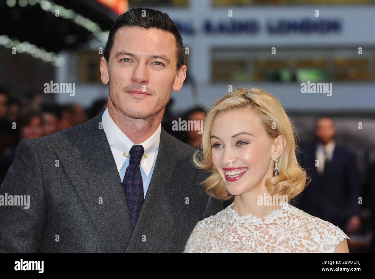 Luke Evans, Sarah Gadon. Dracula Untold - première britannique, Odeon West End, Londres. ROYAUME-UNI Banque D'Images