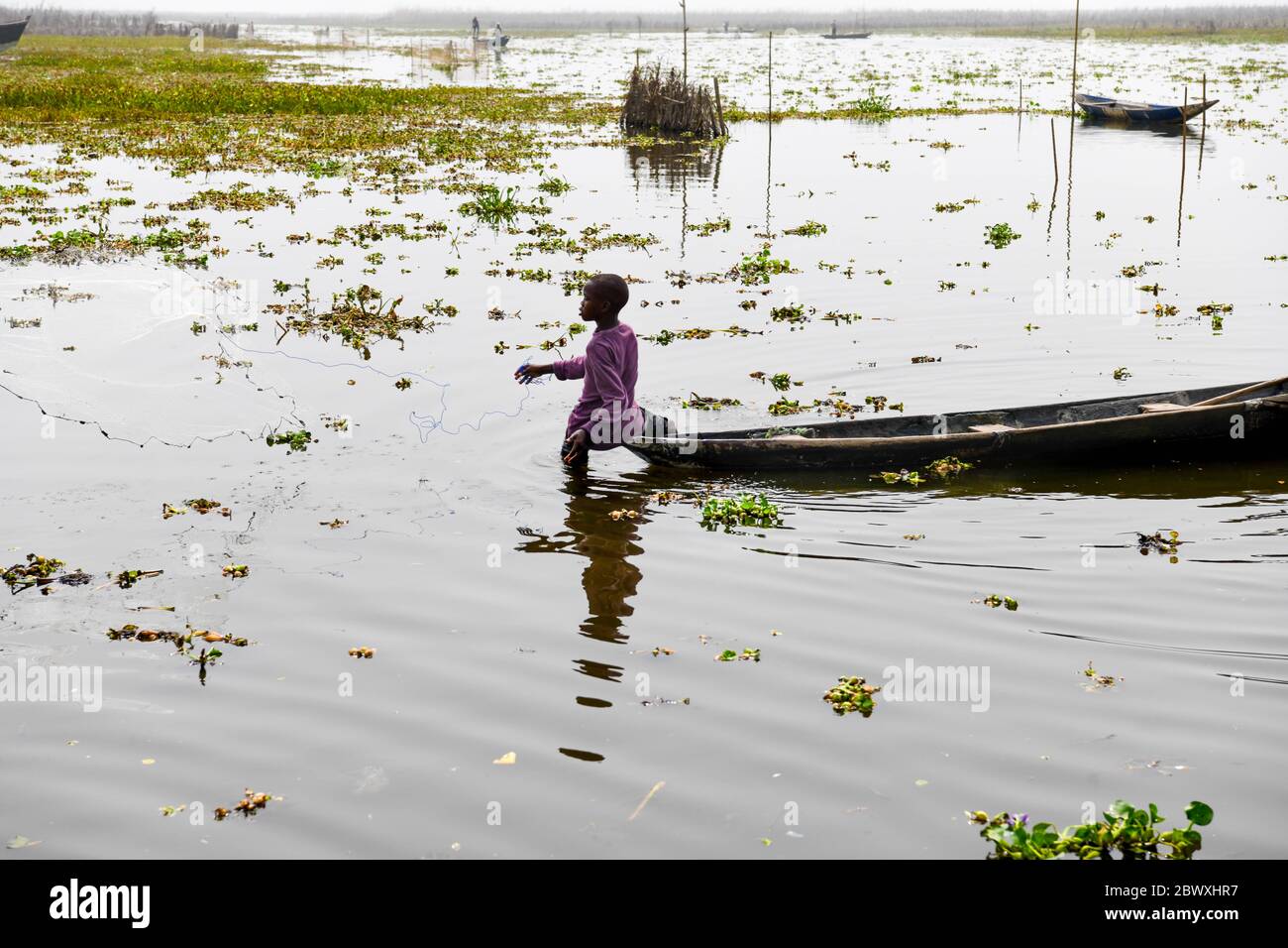 Afrique, Afrique de l'Ouest, Bénin, Lac Nokoue, Ganvié. Pêcheurs dans la ville de Ganvié, au bord du lac Nokoue. Banque D'Images