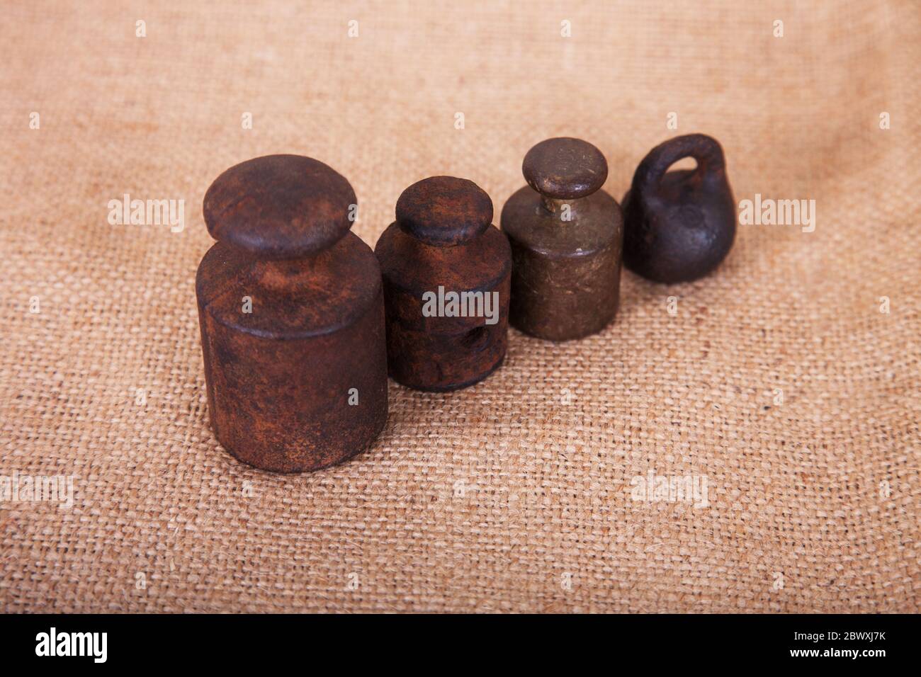 Le poids de l'ancienne kettlebell est présent sur fond de burlap. Banque D'Images