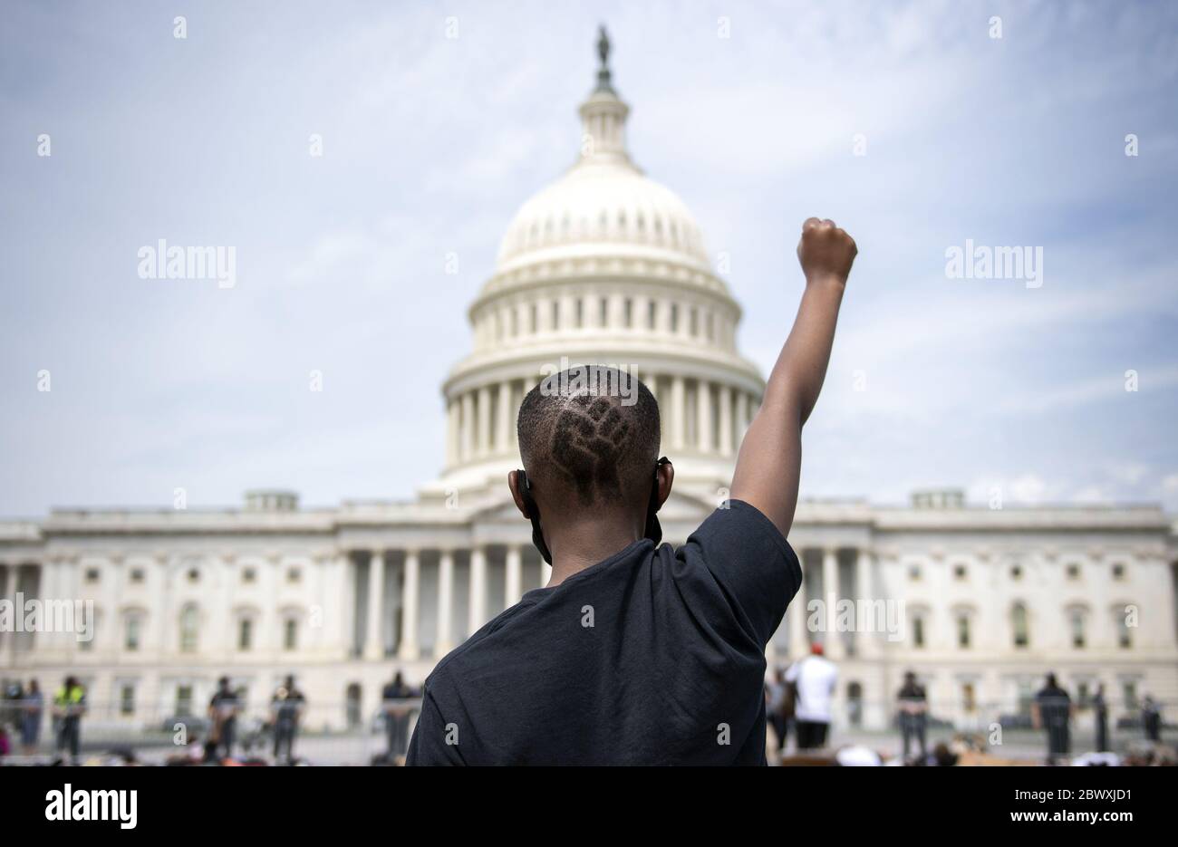 Washington, États-Unis. 03ème juin 2020. Un manifestant participe à un rassemblement au Capitole des États-Unis contre la brutalité policière et la mort de George Floyd le mercredi 3 juin 2020 à Washington. Les manifestations se poursuivent dans tout le pays à la suite du décès de George Floyd, tué en détention à Minneapolis le 25 mai. Photo de Kevin Dietsch/UPI crédit: UPI/Alay Live News Banque D'Images