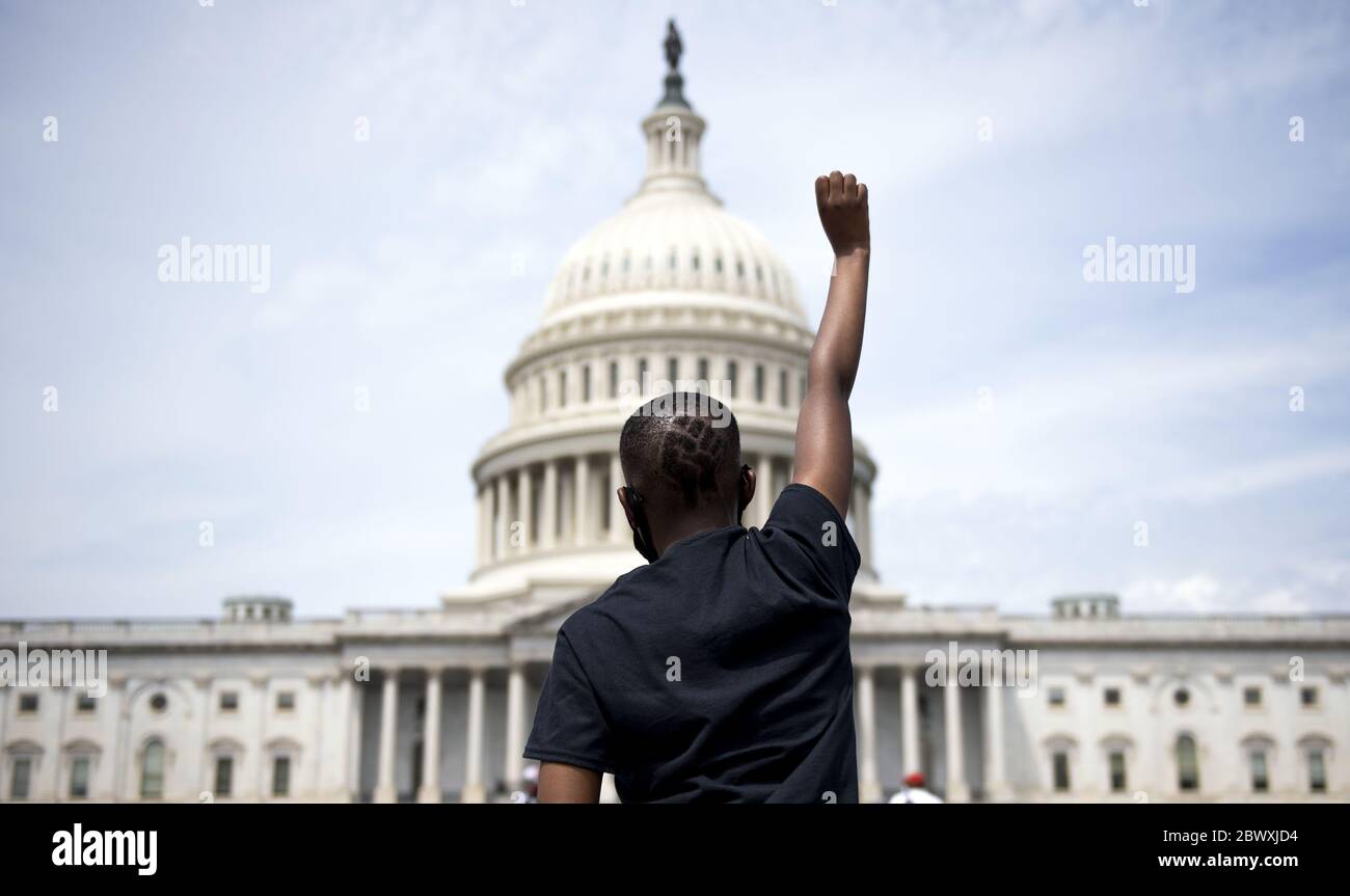 Washington, États-Unis. 03ème juin 2020. Un manifestant participe à un rassemblement au Capitole des États-Unis contre la brutalité policière et la mort de George Floyd le mercredi 3 juin 2020 à Washington. Les manifestations se poursuivent dans tout le pays à la suite du décès de George Floyd, tué en détention à Minneapolis le 25 mai. Photo de Kevin Dietsch/UPI crédit: UPI/Alay Live News Banque D'Images