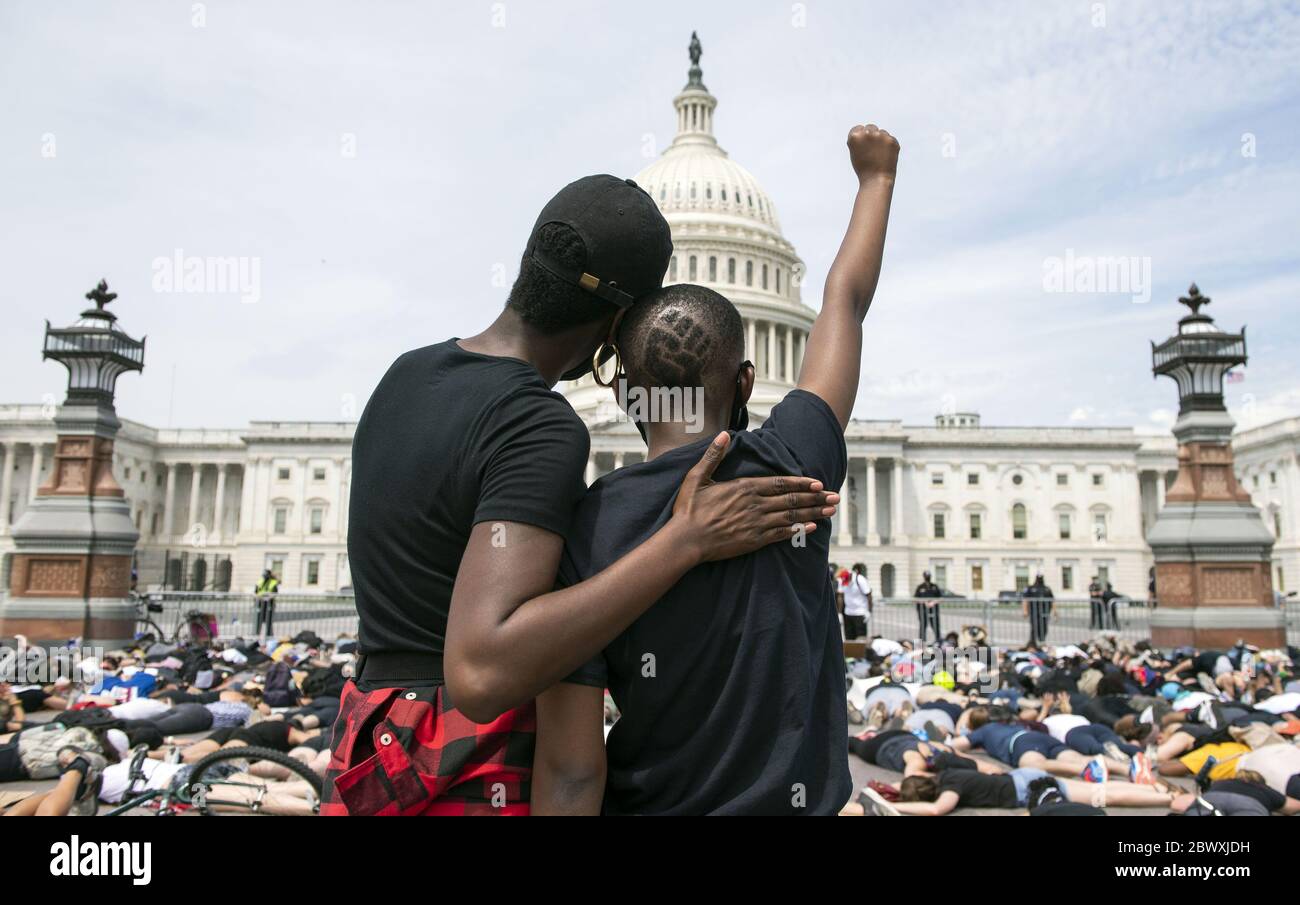 Washington, États-Unis. 03ème juin 2020. Des manifestants se rassemblent au Capitole contre la brutalité policière et la mort de George Floyd le mercredi 3 juin 2020 à Washington. Les manifestations se poursuivent dans tout le pays à la suite du décès de George Floyd, tué en détention à Minneapolis le 25 mai. Photo de Kevin Dietsch/UPI crédit: UPI/Alay Live News Banque D'Images