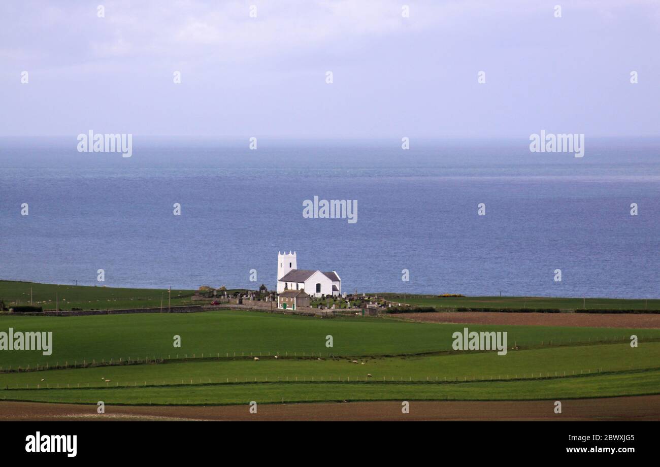 Ballintoy Church of Ireland, église blanche sur la rive de la mer irlandaise, dans un paysage serein, Irlande du Nord, Royaume-Uni Banque D'Images
