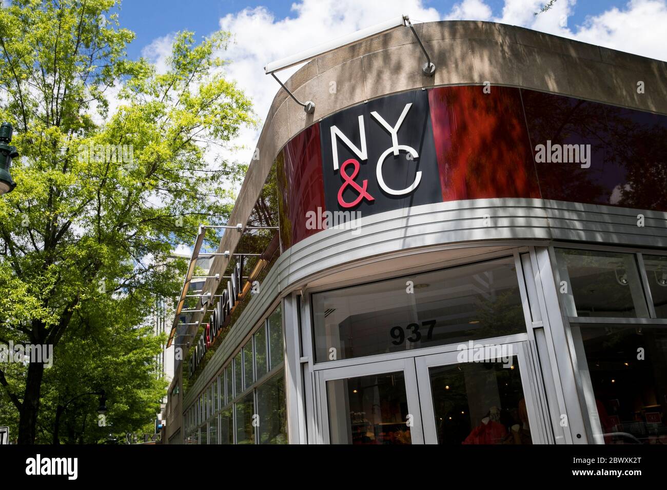 Un logo à l'extérieur d'un magasin de détail New York & Company (NY&C) à Silver Spring, Maryland, le 23 mai 2020. Banque D'Images