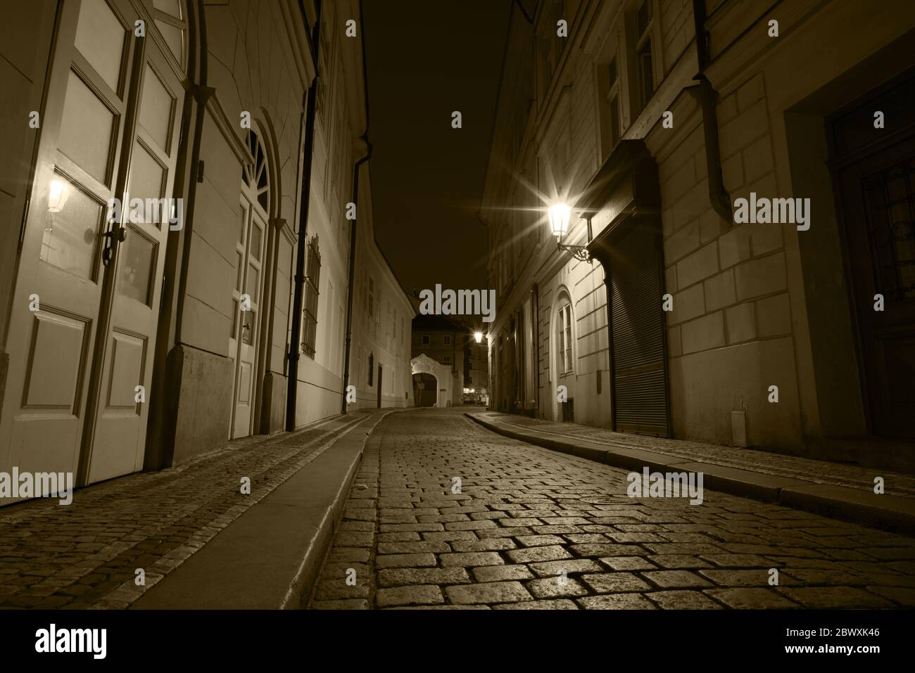 Rue nocturne de la vieille Prague sous la lumière des lanternes Banque D'Images