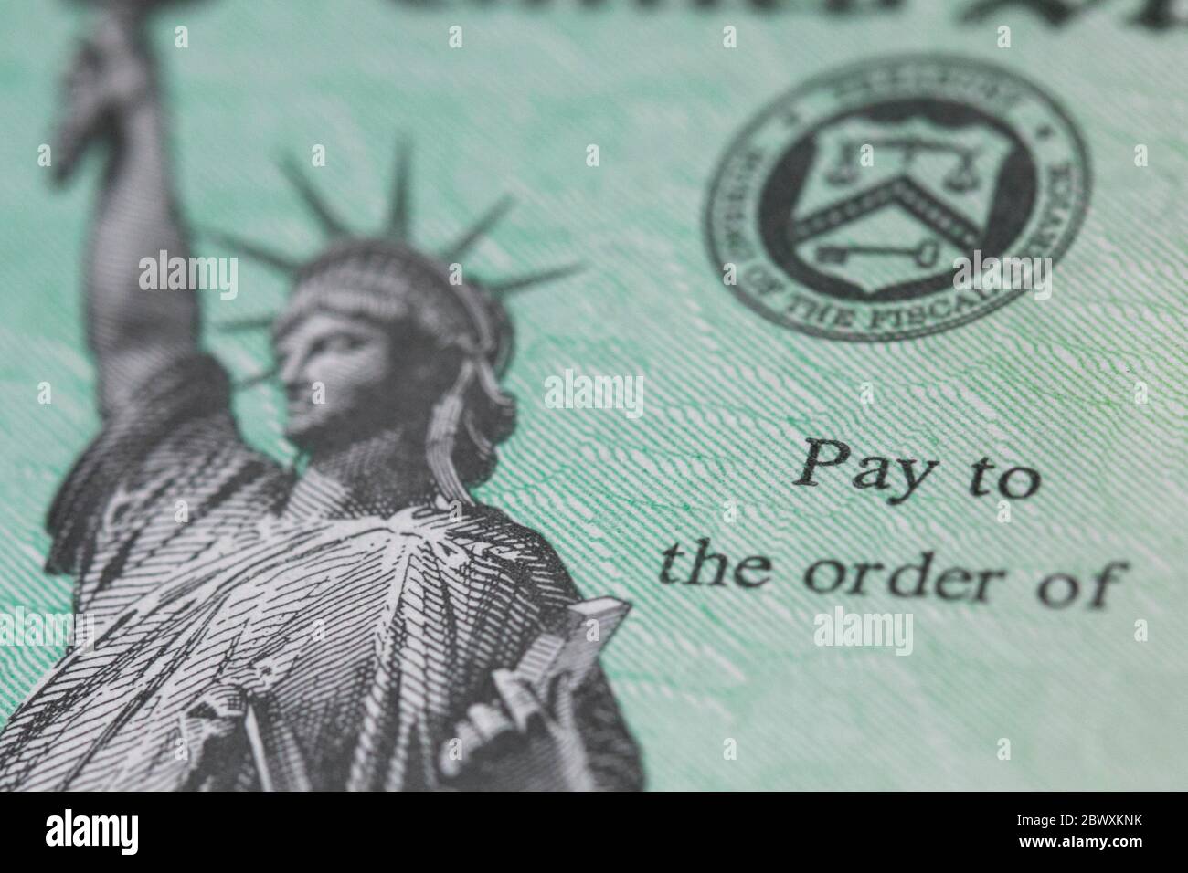 Photographie organisée d'un chèque de stimulation du coronavirus du gouvernement fédéral des États-Unis, également appelé « paiement d'impact économique » Banque D'Images
