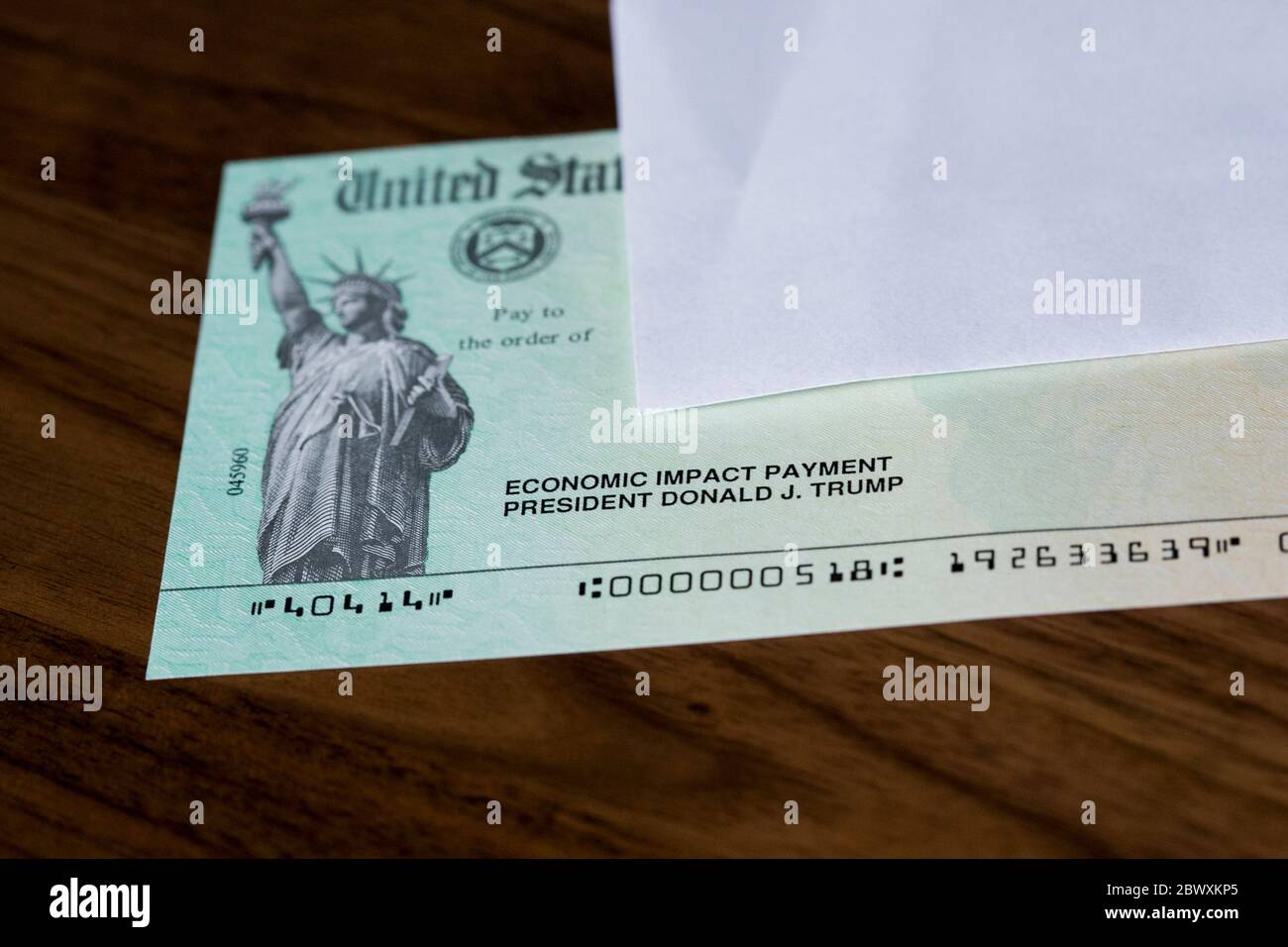 Photographie organisée d'un chèque de stimulation du coronavirus du gouvernement fédéral des États-Unis, également appelé « paiement d'impact économique » Banque D'Images