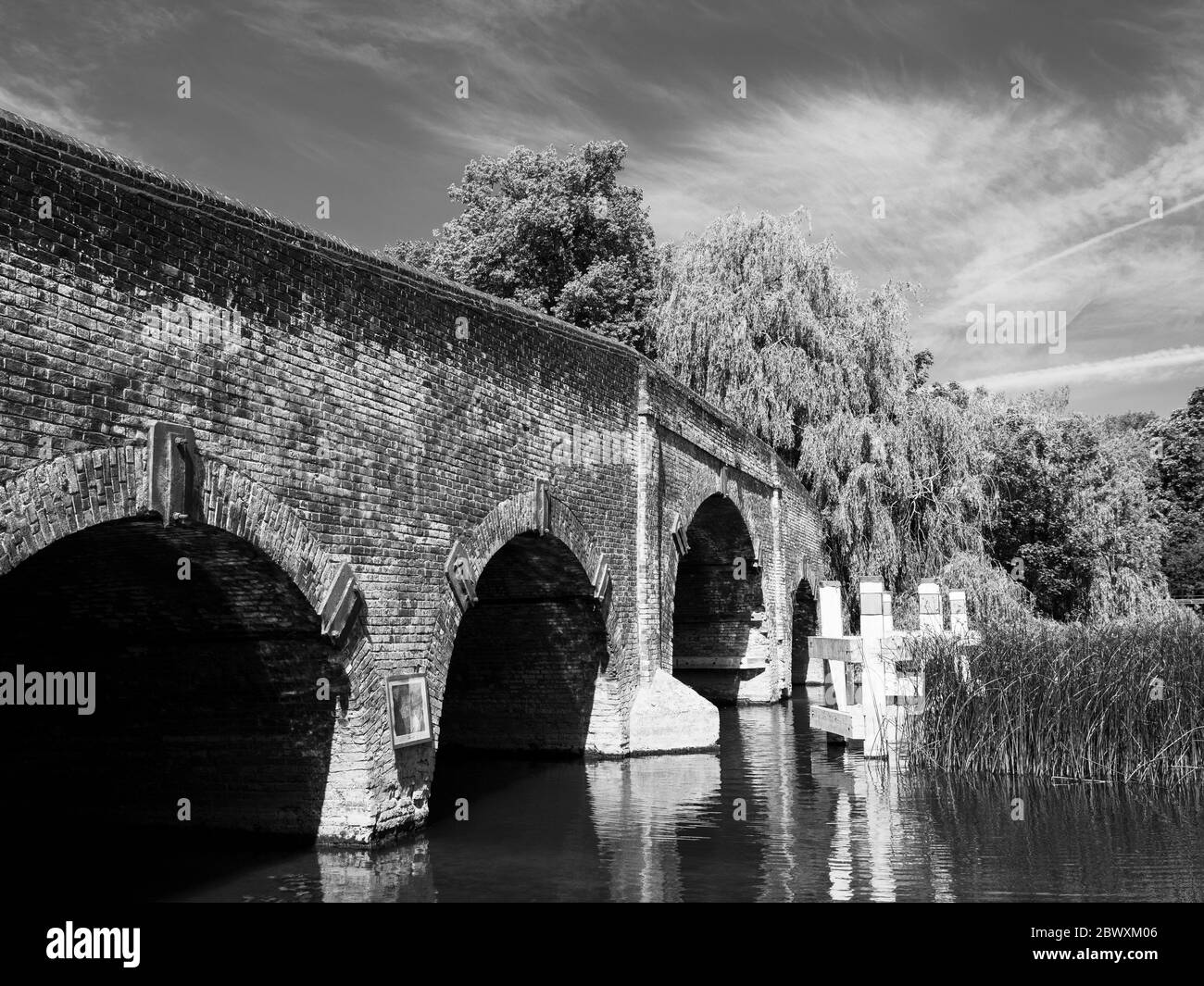 Paysage idyllique noir et blanc, Sonning Bridge, Sonning, Reading, Berkshire, Angleterre, Royaume-Uni, GB. Banque D'Images