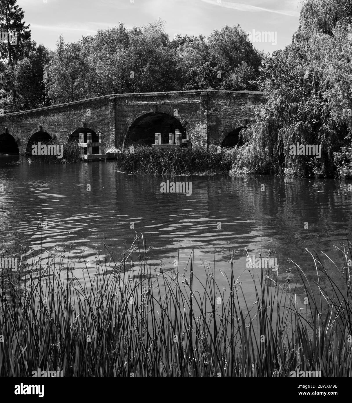 Paysage idyllique noir et blanc, Sonning Bridge, Sonning, Reading, Berkshire, Angleterre, Royaume-Uni, GB. Banque D'Images