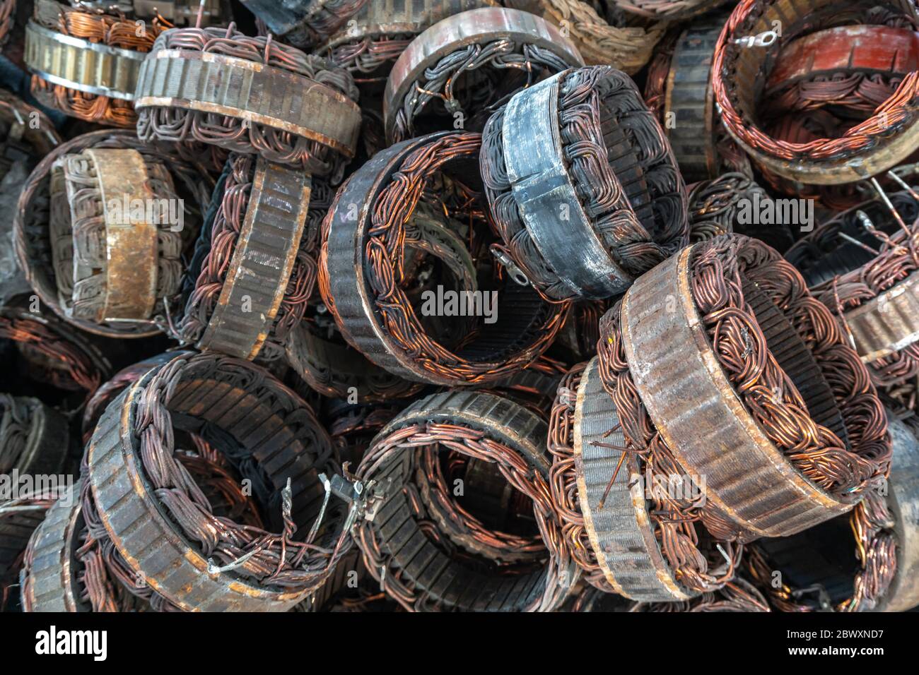 plaque de stator et wingdings en alternateurs ca pour recyclage. recyclage du cuivre depuis le stator. Banque D'Images