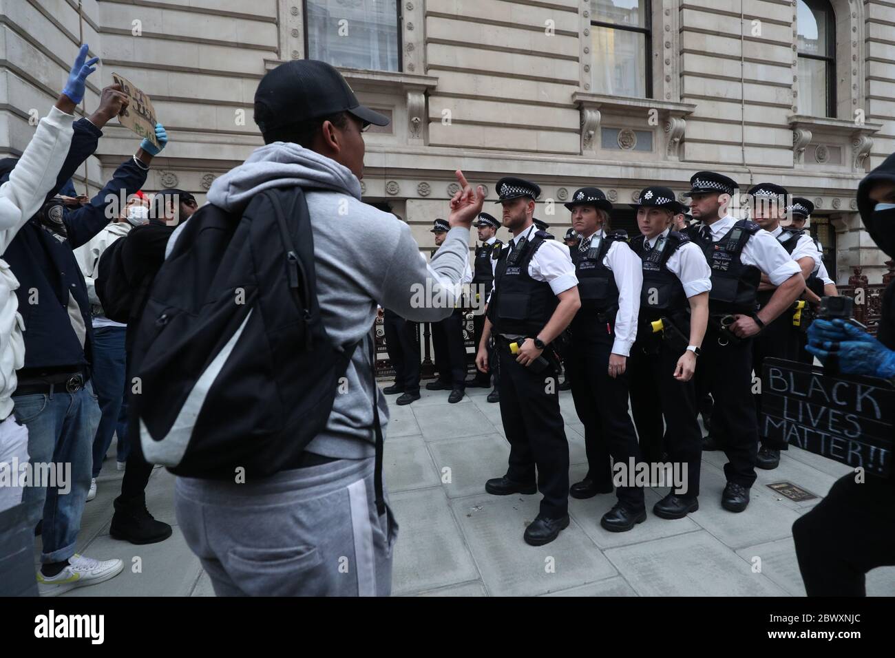 NOTEZ LES manifestants GESTUELS et les policiers lors d'un rassemblement de protestation Black Lives Matter à Parliament Square, Londres, en mémoire de George Floyd, tué le 25 mai alors qu'il était en garde à vue dans la ville américaine de Minneapolis. Banque D'Images