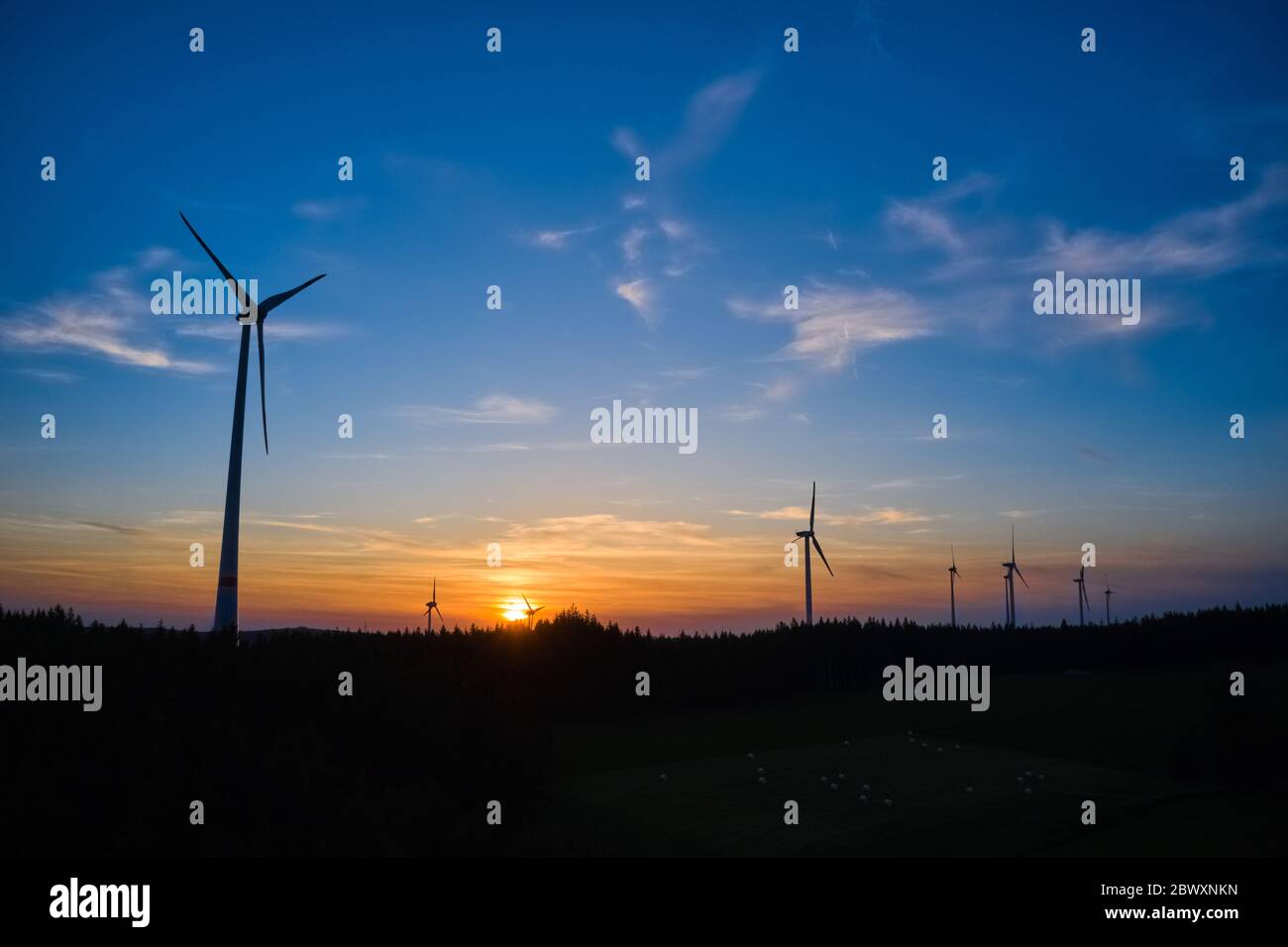 Wildpoldsried, Allemagne, 2 juin 2020. 11 les éoliennes citoyennes sur la crête produisent de l'électricité entre le Haut et l'est de l'Allgäu pour la comm Banque D'Images