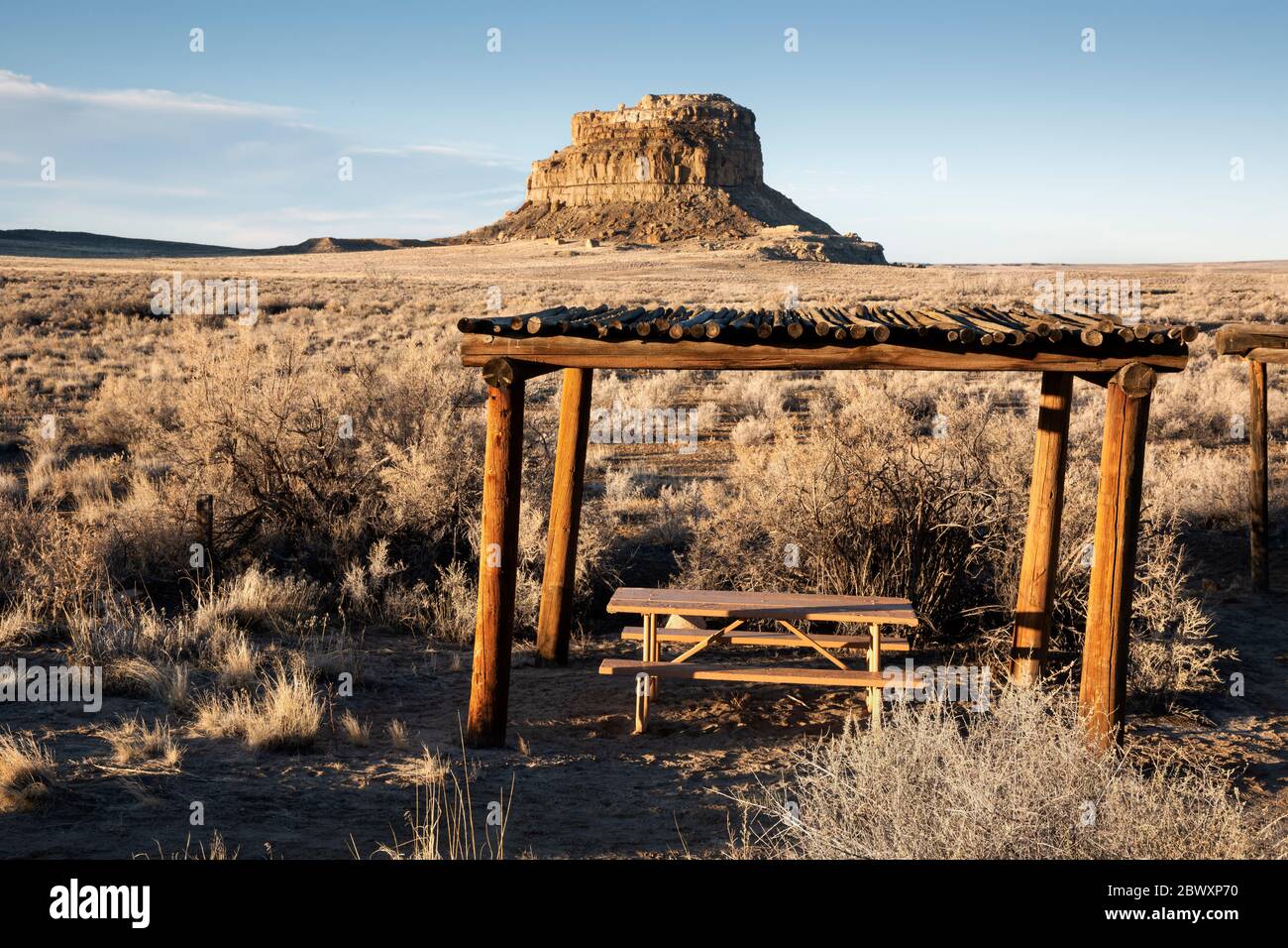 NM00448-00...NOUVEAU-MEXIQUE - Fajada Butte, un point de repère dans le parc historique national de la culture Chaco depuis la vue sur la Fajada Butte et la zone de pique-nique. Banque D'Images
