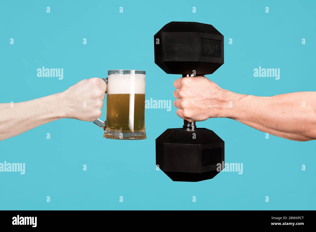 Une main musclée de sexe masculin tient une lourde haltère vers un verre  avec de la bière dans la main de l'autre homme. Contraste entre  l'alcoolisme et le sport Photo Stock -