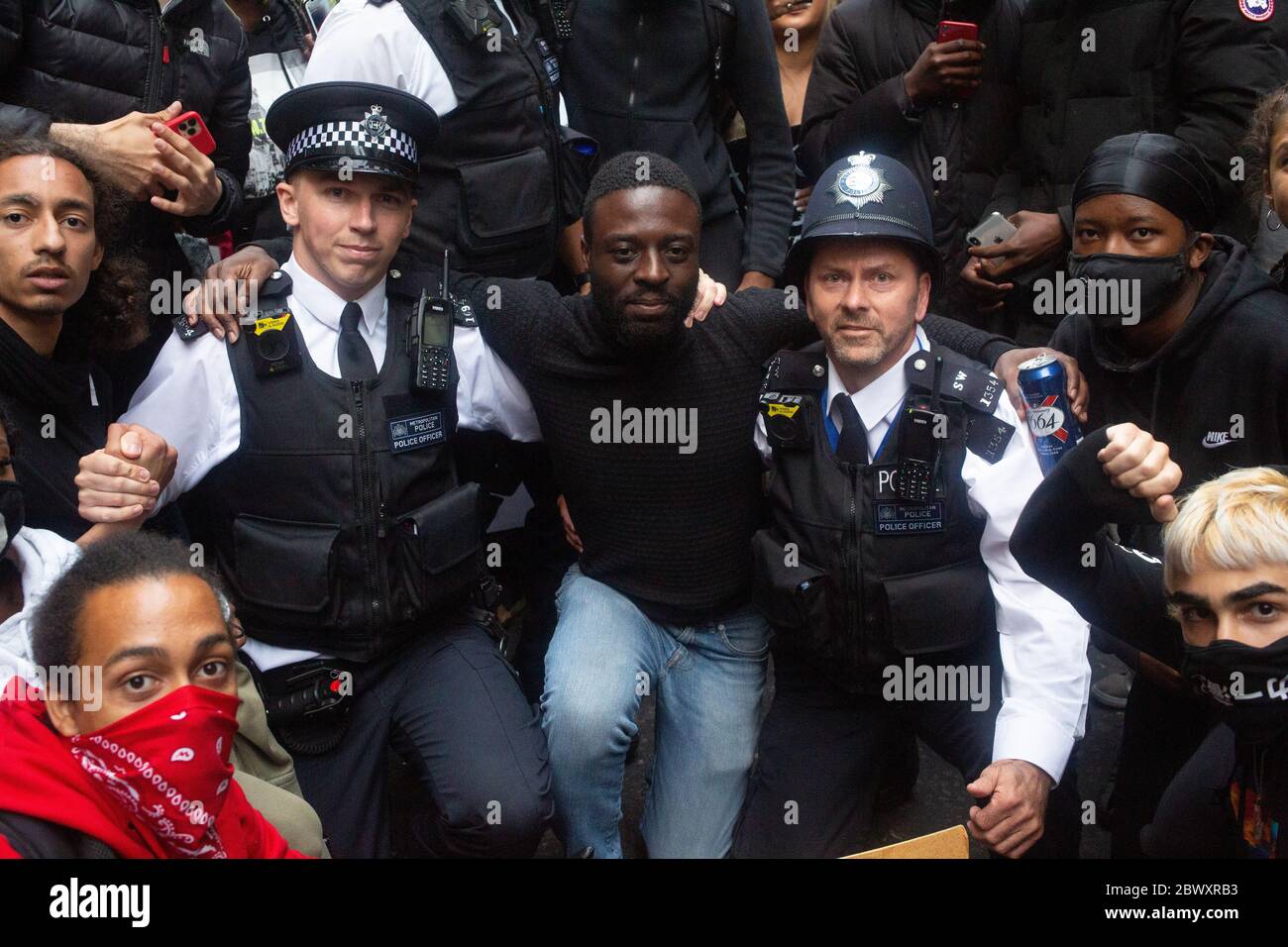 Londres Royaume-Uni 3 juin 2020 la police prend le genou aux côtés des manifestants marchant sur le rallye de Black Lives Matter de Londres. Banque D'Images