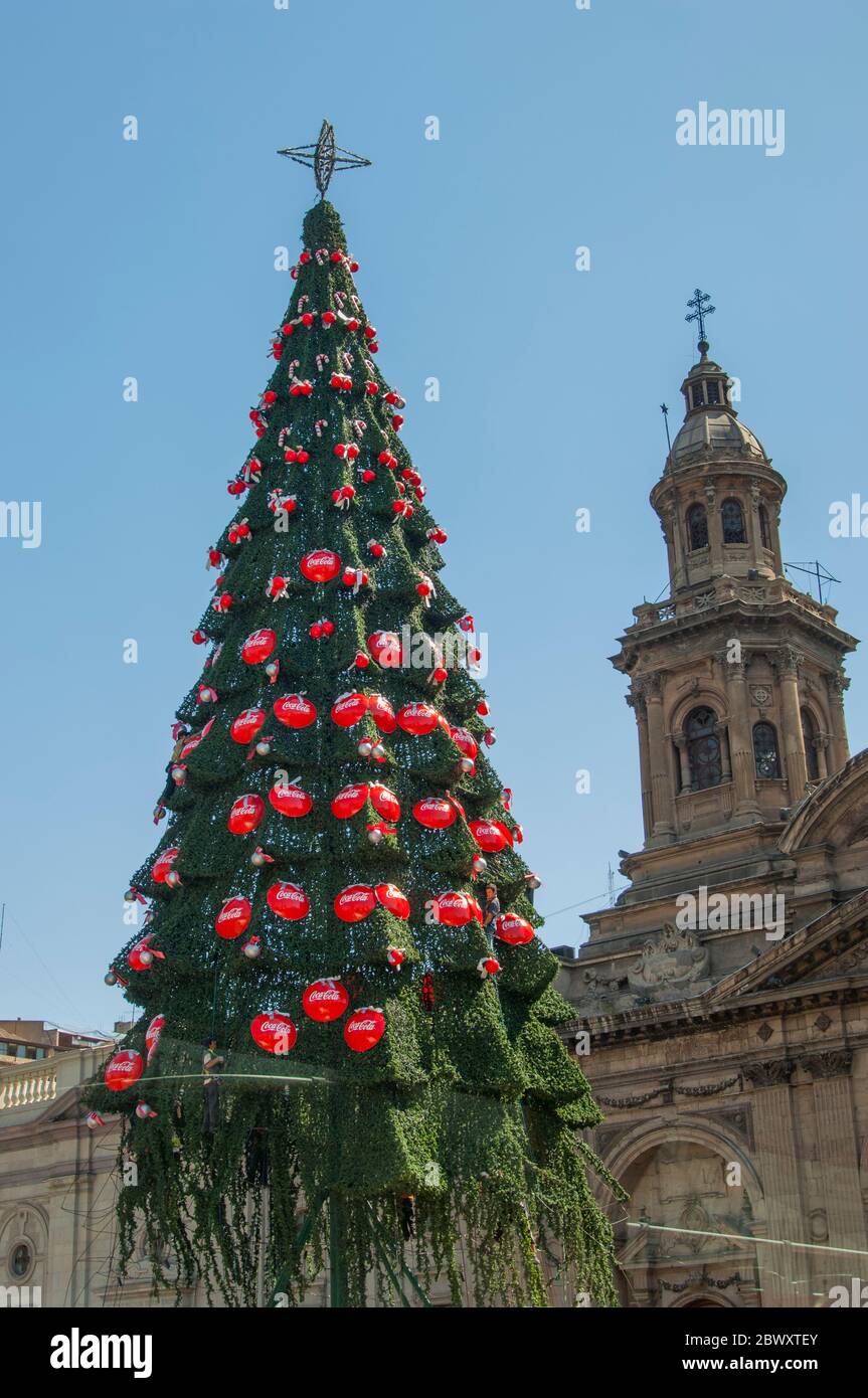 Un arbre de Noël décoré de panneaux Coca-Cola sur la Plaza de Armas dans le centre-ville de Santiago, au Chili. Banque D'Images