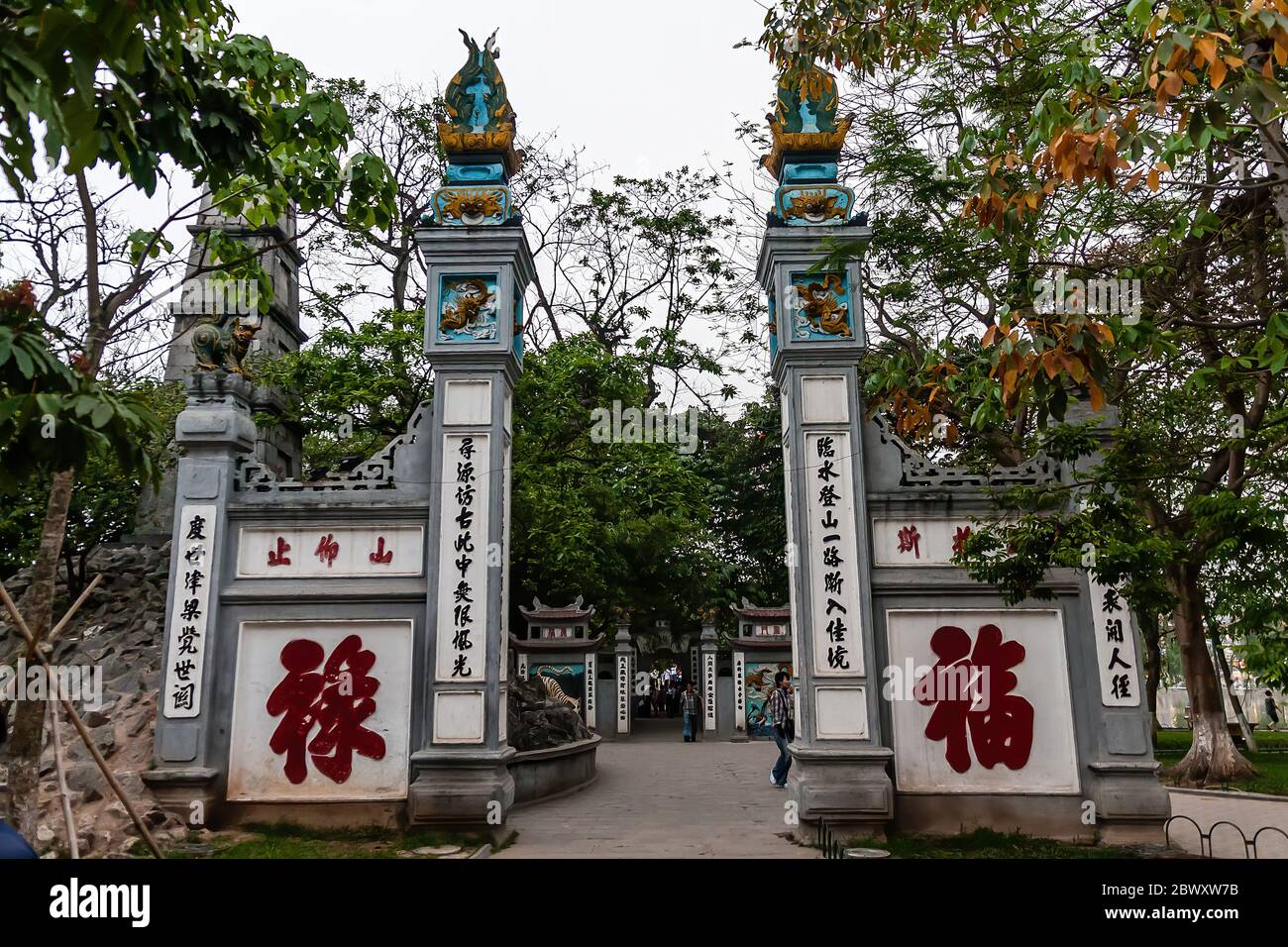 Une des portes du Temple de la montagne de Jade, Hanoi Banque D'Images