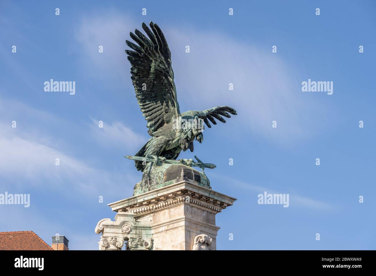 Statue d'oiseau en turul de bronze au sommet de la colonne au palais Sandor sur la colline de Buda à Budapest, matin d'hiver Banque D'Images