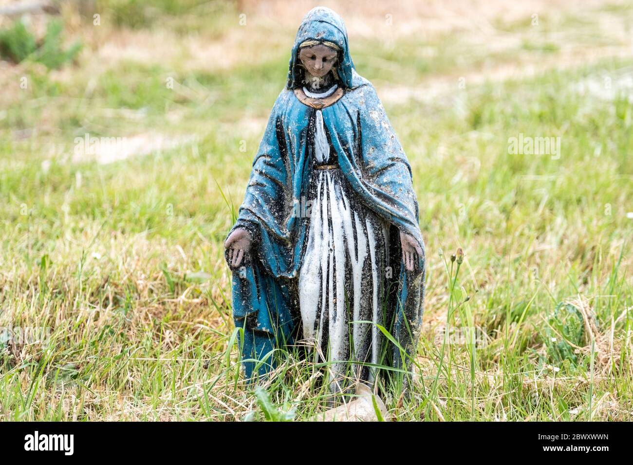 Une sculpture peinte de Marie, une icône sainte dans le cimetière de St Laurence et de l'église de tous les saints, Southend. Banque D'Images