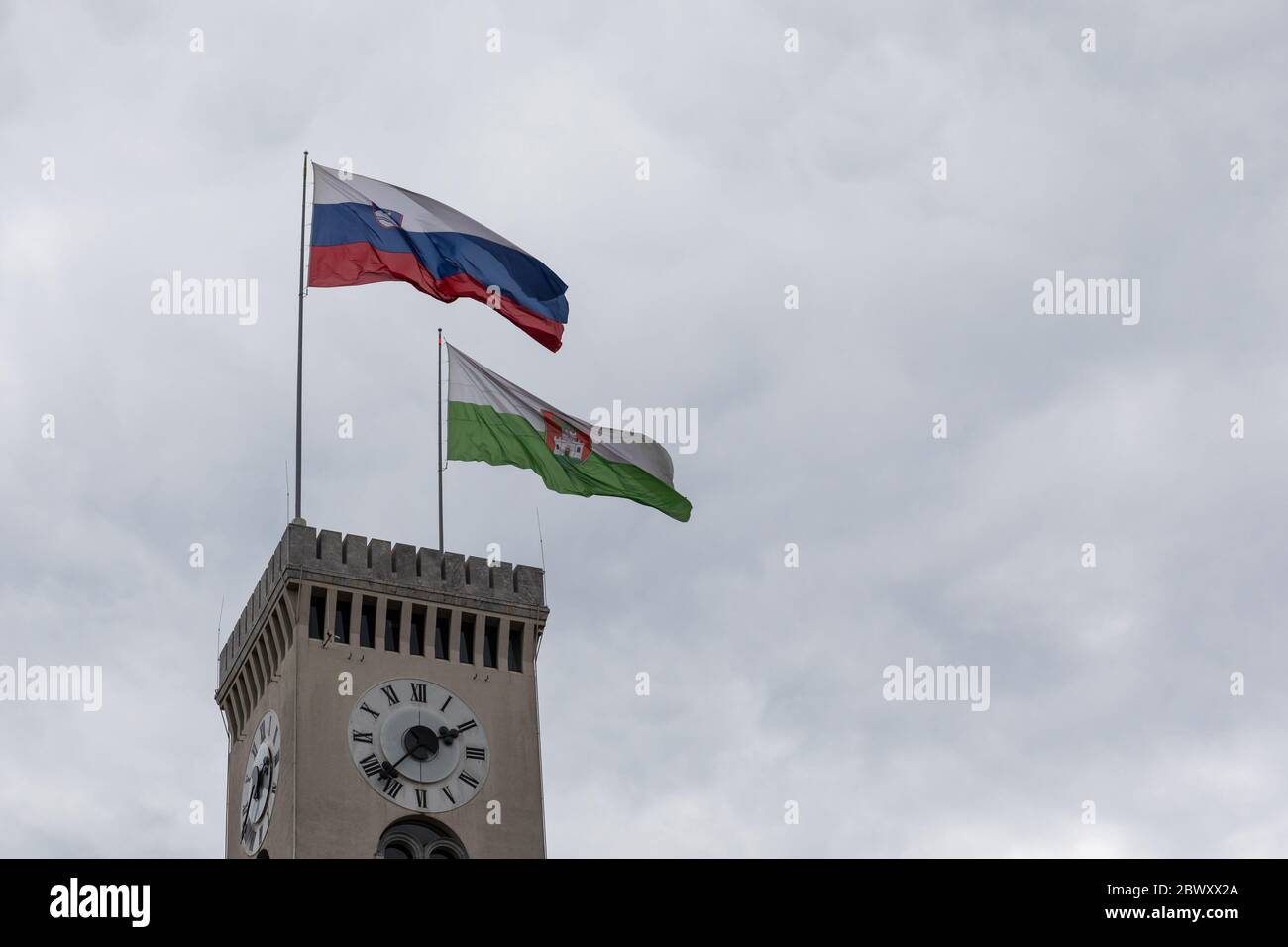 Drapeau slovène et drapeau municipal de Ljubljana à la tour du château de Ljubljana - Ljubljana, Slovénie Banque D'Images