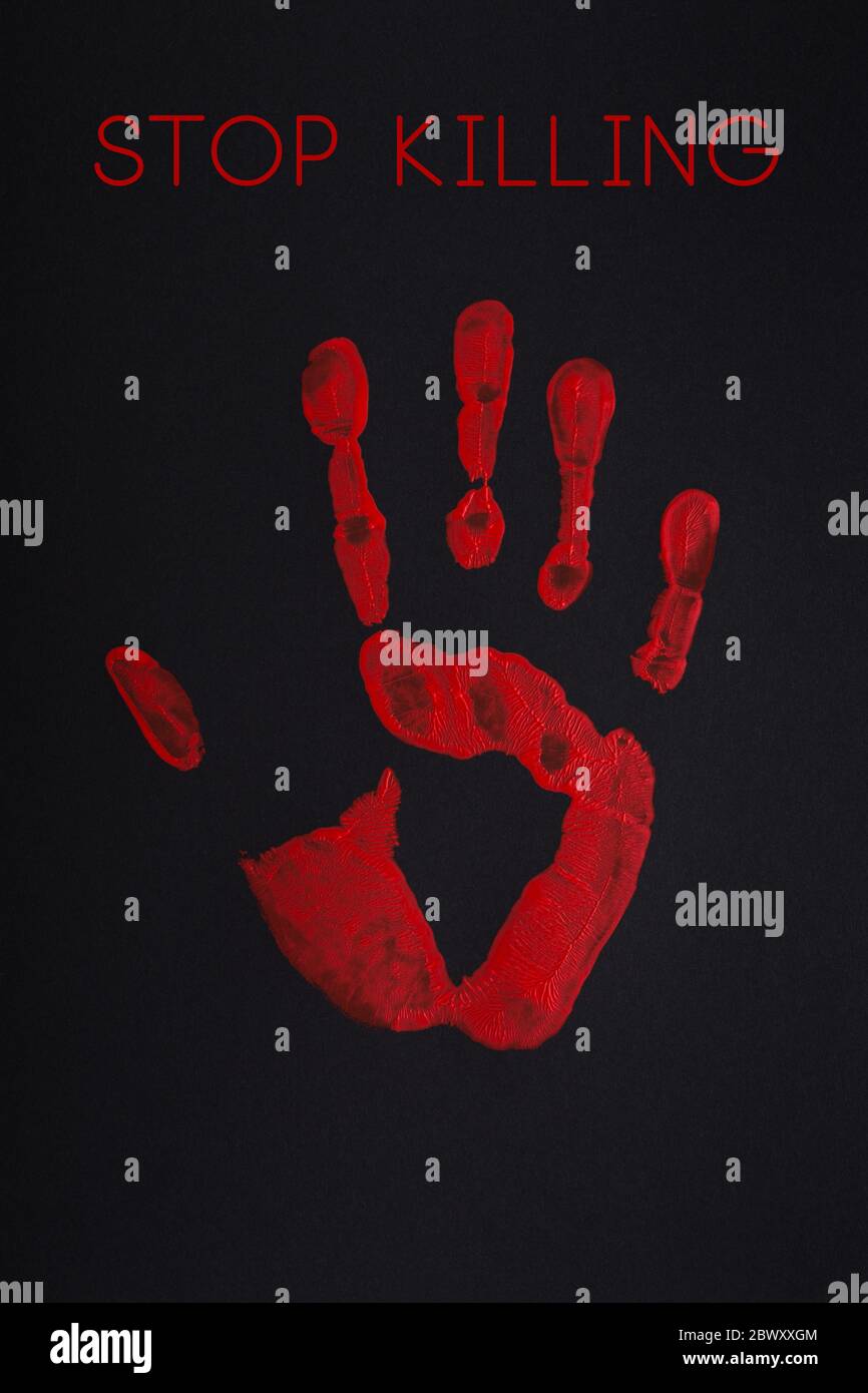 Imprimé palmier rouge sang sur fond noir avec inscription Stop Killing. Toutes les vies ont leur importance. Banque D'Images