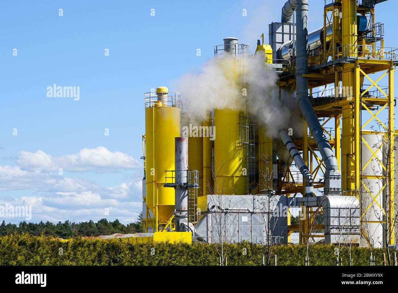 usine de préparation de mélanges de ciment en fonctionnement sur fond bleu ciel Banque D'Images