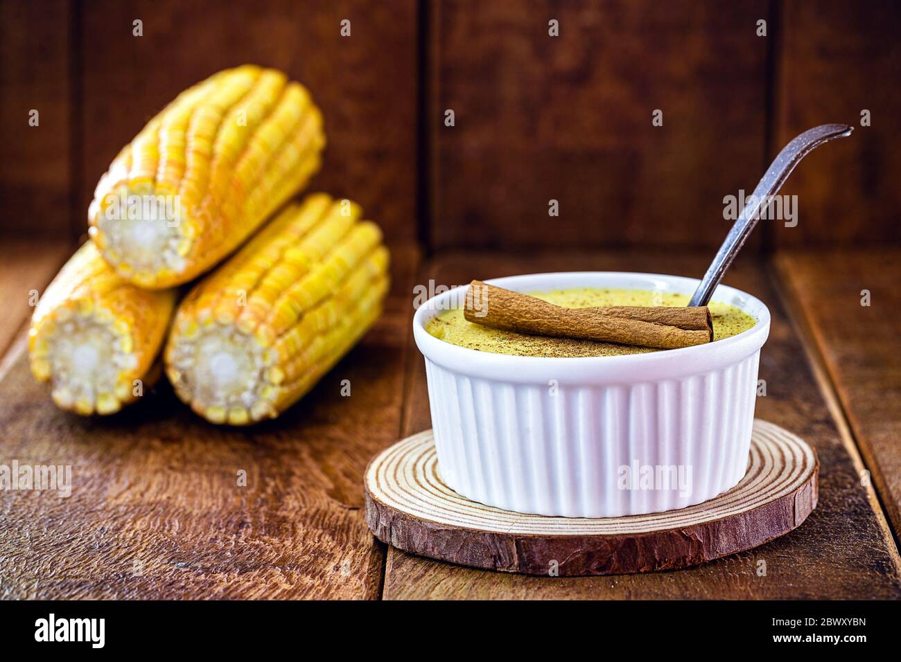 Dessert de maïs, bonbons de porridge de maïs brésilien, appelé curacao, Jimblê ou canjica au Brésil. Banque D'Images