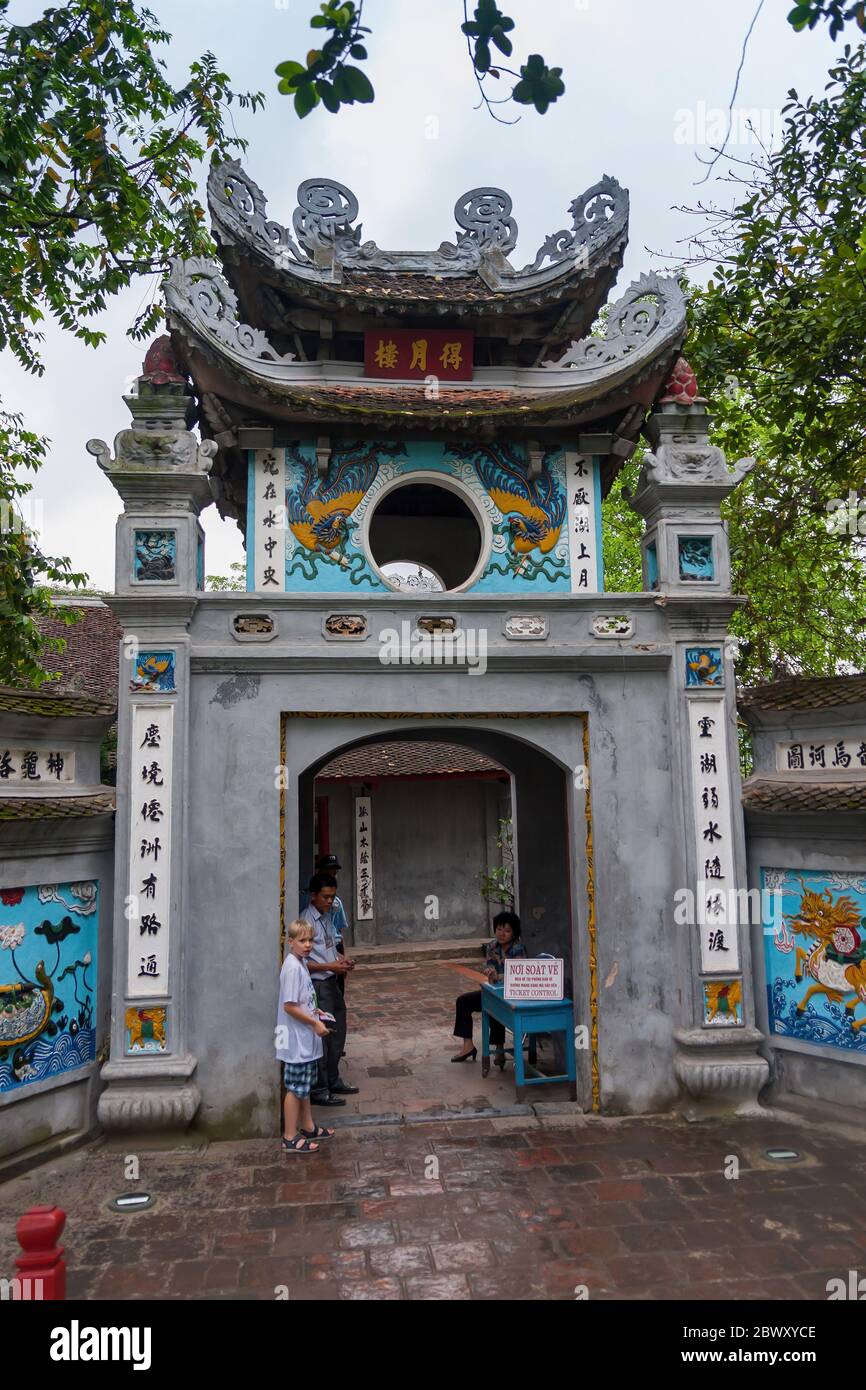 La porte d'entrée du Temple de la montagne de Jade, Hanoi Banque D'Images