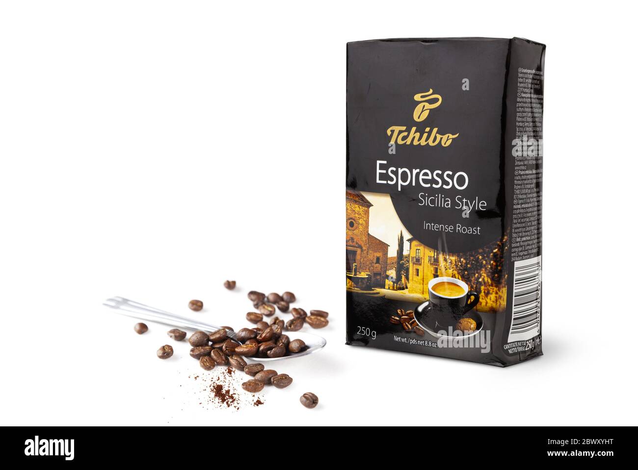 CHISINAU, MOLDOVA - juin 3, 2020: Boîte espresso Tchibo et cuillère avec grains de café isolés sur fond blanc. Avec masque Banque D'Images