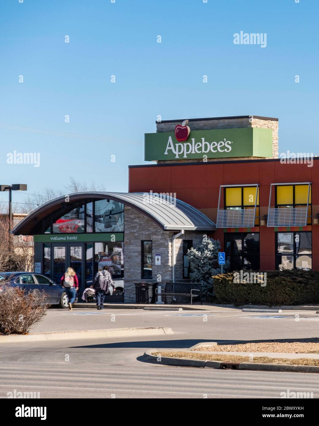 L'extérieur du restaurant Applebee's avec deux clients se préparant à entrer. Wichita, Kansas, États-Unis. Banque D'Images