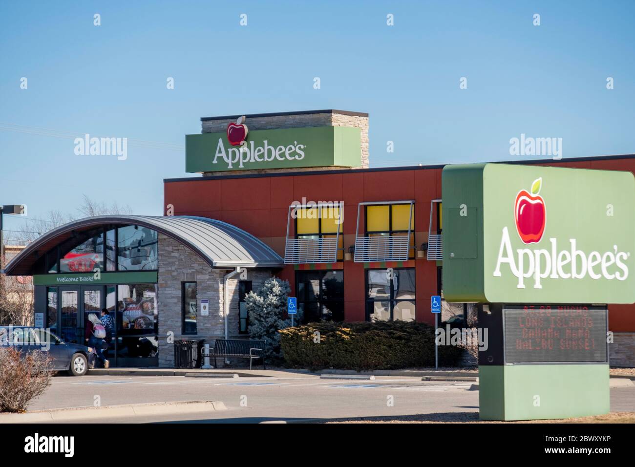 L'extérieur du restaurant Applebee's avec deux clients se préparant à entrer. Wichita, Kansas, États-Unis. Banque D'Images