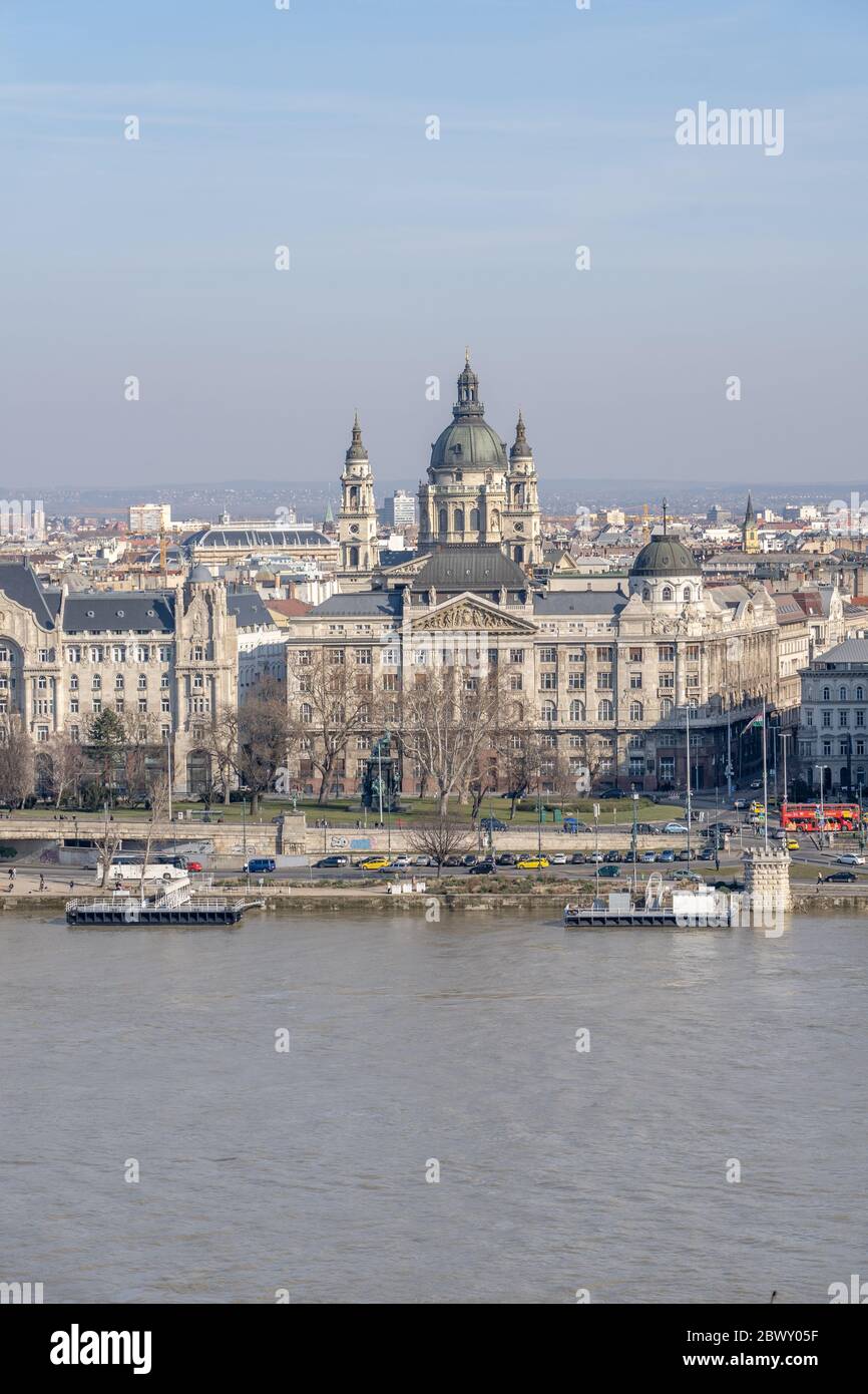 Palais de Gresham avec basilique Saint-Étienne sur le bord du Danube à Budapest, matin d'hiver Banque D'Images