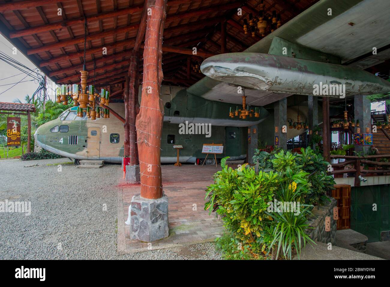 Un Fairchild C-123 Provider à la retraite (un avion de transport militaire américain) est utilisé dans la conception d'un restaurant à Quepos au Costa Rica. Banque D'Images