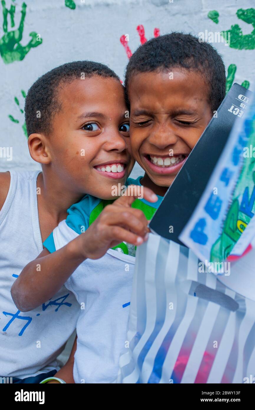 Deux garçons de l'école de la communauté Para Ti dans la Vila Canoas favela à Rio de Janeiro, Brésil. Banque D'Images