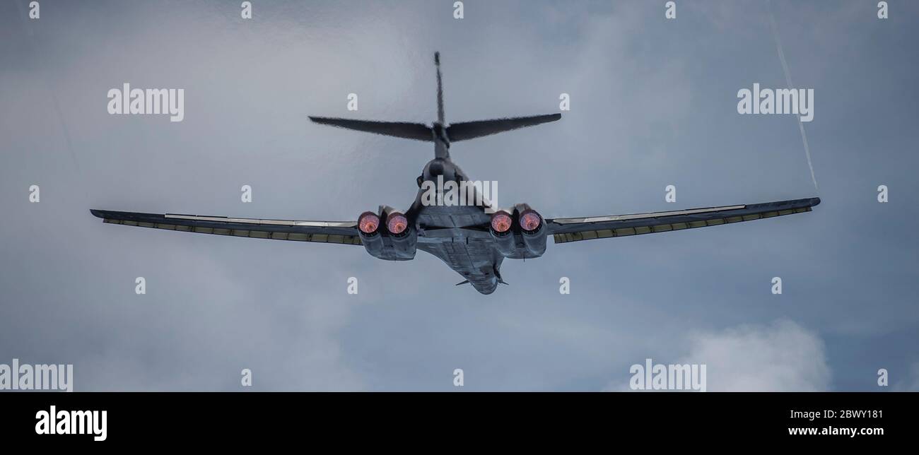 Un bombardier furtif de la Force aérienne américaine B-1B, du 9e Escadron de bombardement expéditionnaire, prend son envol à bord d'une sortie d'entraînement de la base aérienne d'Andersen le 27 mai 2020 à Yigo, Guam. Banque D'Images