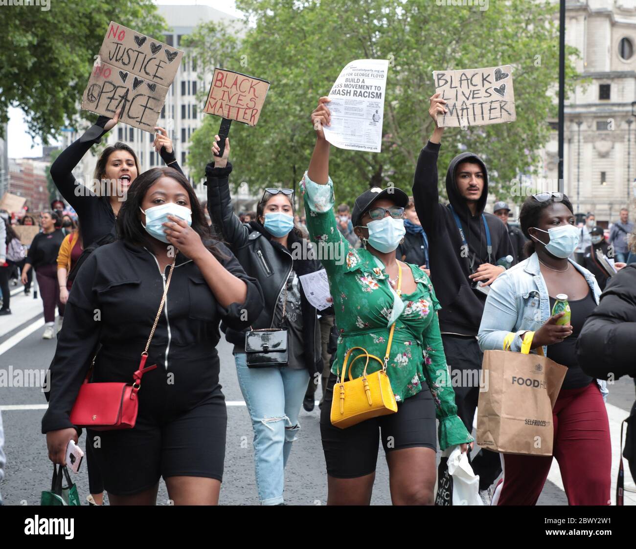 Londres, Royaume-Uni. 03ème juin 2020. Les manifestants noirs et blancs protestent sur la place du Parlement à Londres en solidarité avec les manifestations qui se produisent en Amérique à la suite du meurtre raciste de George Floyd en Amérique le mercredi 03 juin 2020. Photo de Hugo Philpott/UPI crédit: UPI/Alay Live News Banque D'Images