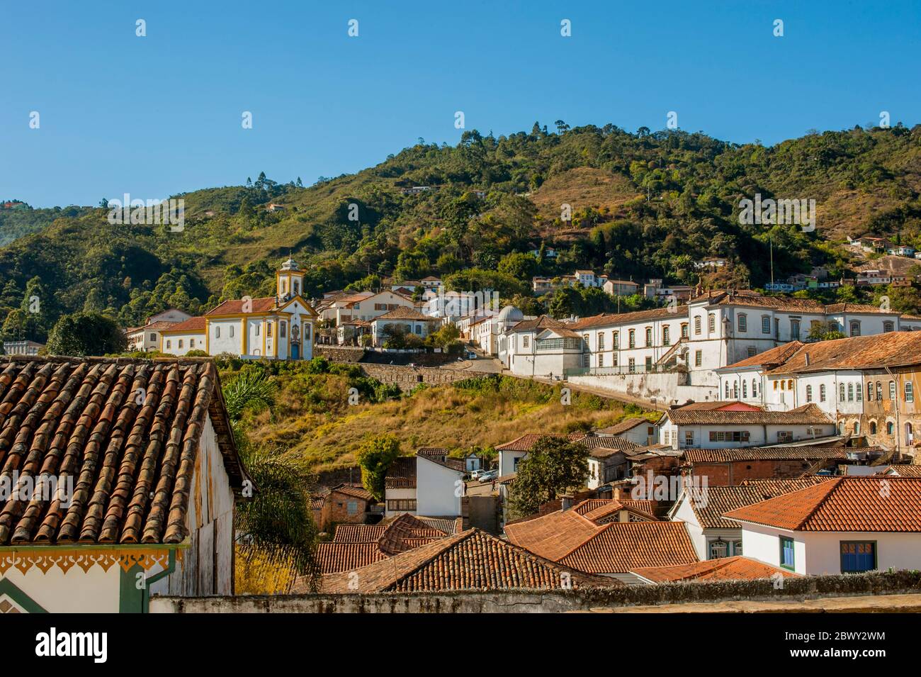 Vue sur l'église Dame de la Miséricorde et de la Miséricorde dans l'ancienne ville minière coloniale Ouro Preto, anciennement Vila Rica, une ville dans l'état de Minas Gerais, Bra Banque D'Images