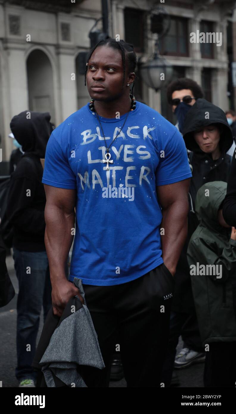 Londres, Royaume-Uni. 03ème juin 2020. Les manifestants noirs et blancs protestent sur la place du Parlement à Londres en solidarité avec les manifestations qui se produisent en Amérique à la suite du meurtre raciste de George Floyd en Amérique le mercredi 03 juin 2020. Photo de Hugo Philpott/UPI crédit: UPI/Alay Live News Banque D'Images